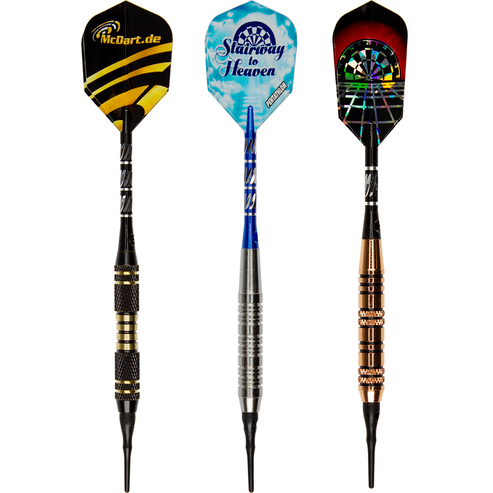 DP03SD_McDart_9er_Softdarts_2 Das Bild zeigt drei verschiedene Softdarts des Produkts "McDart 9er Softdarts". Jeder Dart hat ein einzigartiges Design und unterschiedliche Farben auf Flights und Schäften.