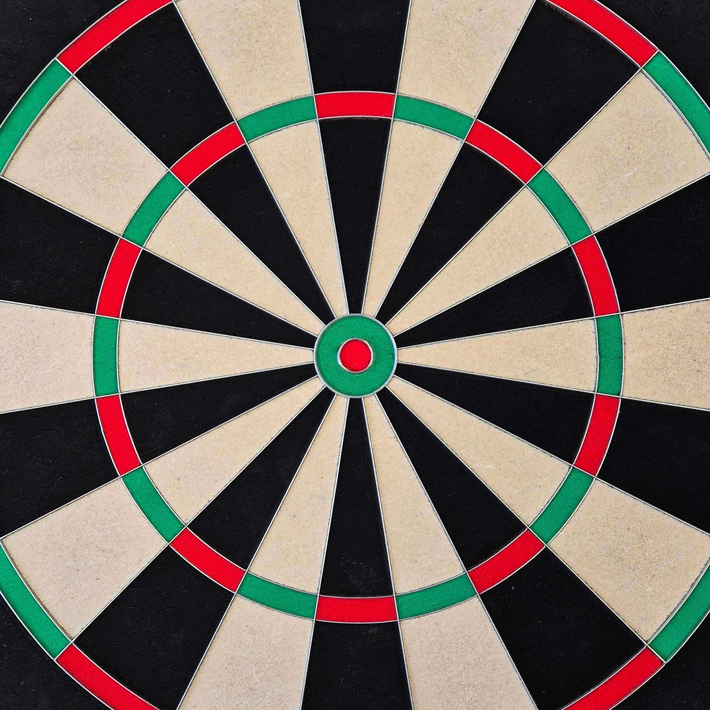 Das Bild zeigt ein McDart Precision Steeldartboard. Die Dartscheibe ist in schwarze, beige, grüne und rote Segmente unterteilt.