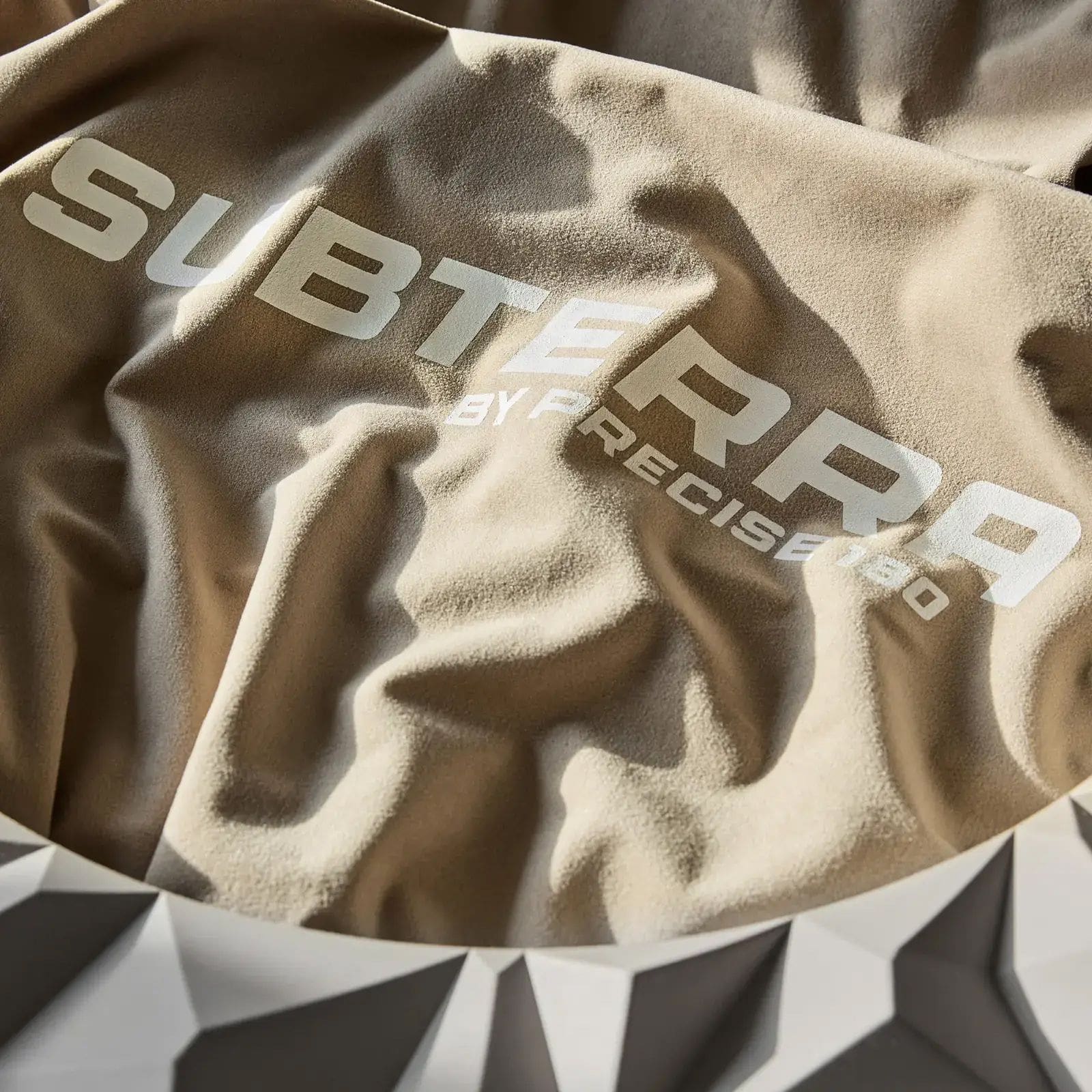 Cadre de cible 3D Precise 180 Subterra - Gris nordique Das Bild zeigt das Precise 180 3D Dartboard Surround Subterra in der Farbe Nordic Grey. Das Produkt dient als Schutz für die Wand beim Dartspielen.