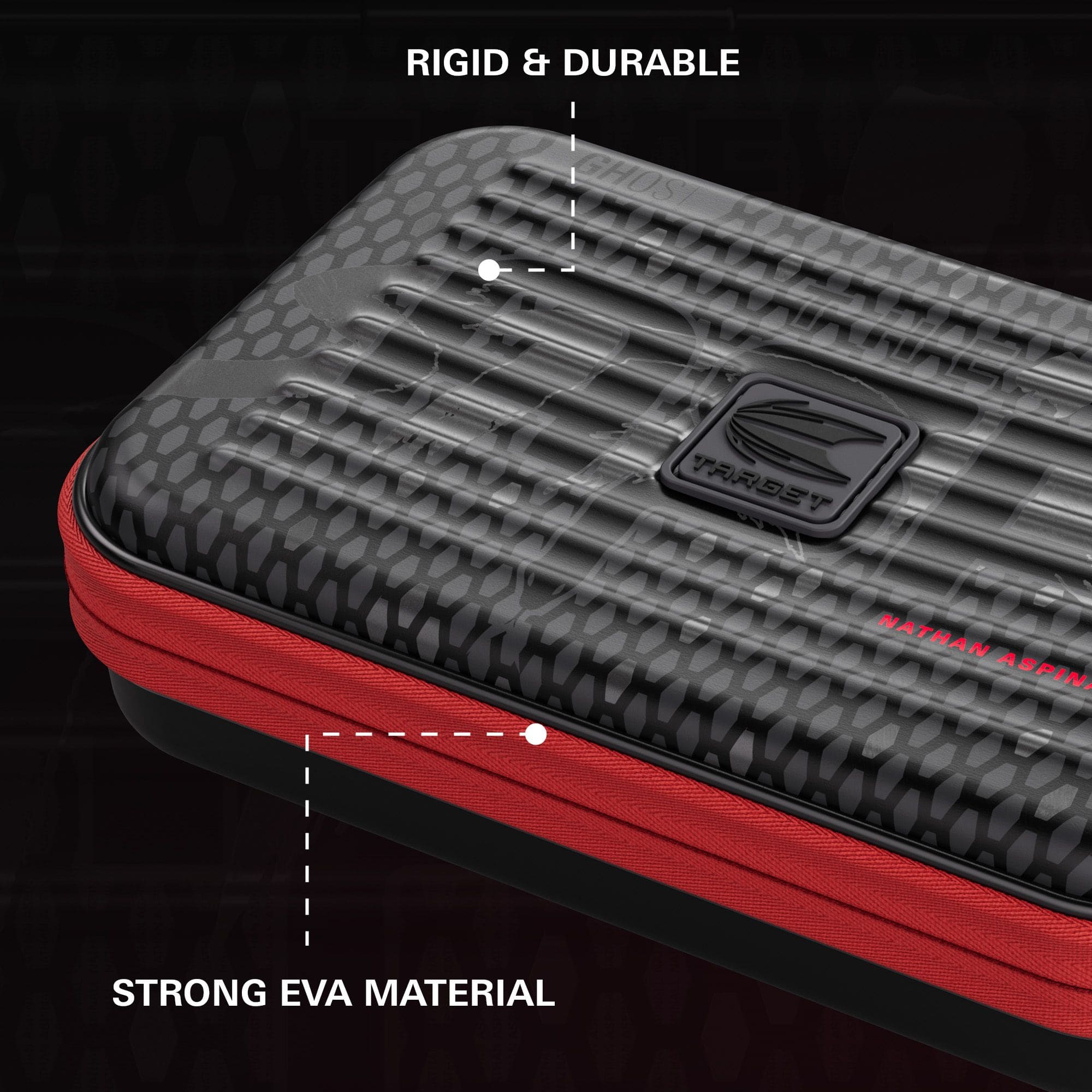 Étui à fléchettes Takoma XL Ghost Series Nathan Aspinall Takoma XL Ghost Series Nathan Aspinall Dartcase wird hier aus einer anderen Perspektive gezeigt. Das Etui bietet sicheren Stauraum für Dartzubehör.