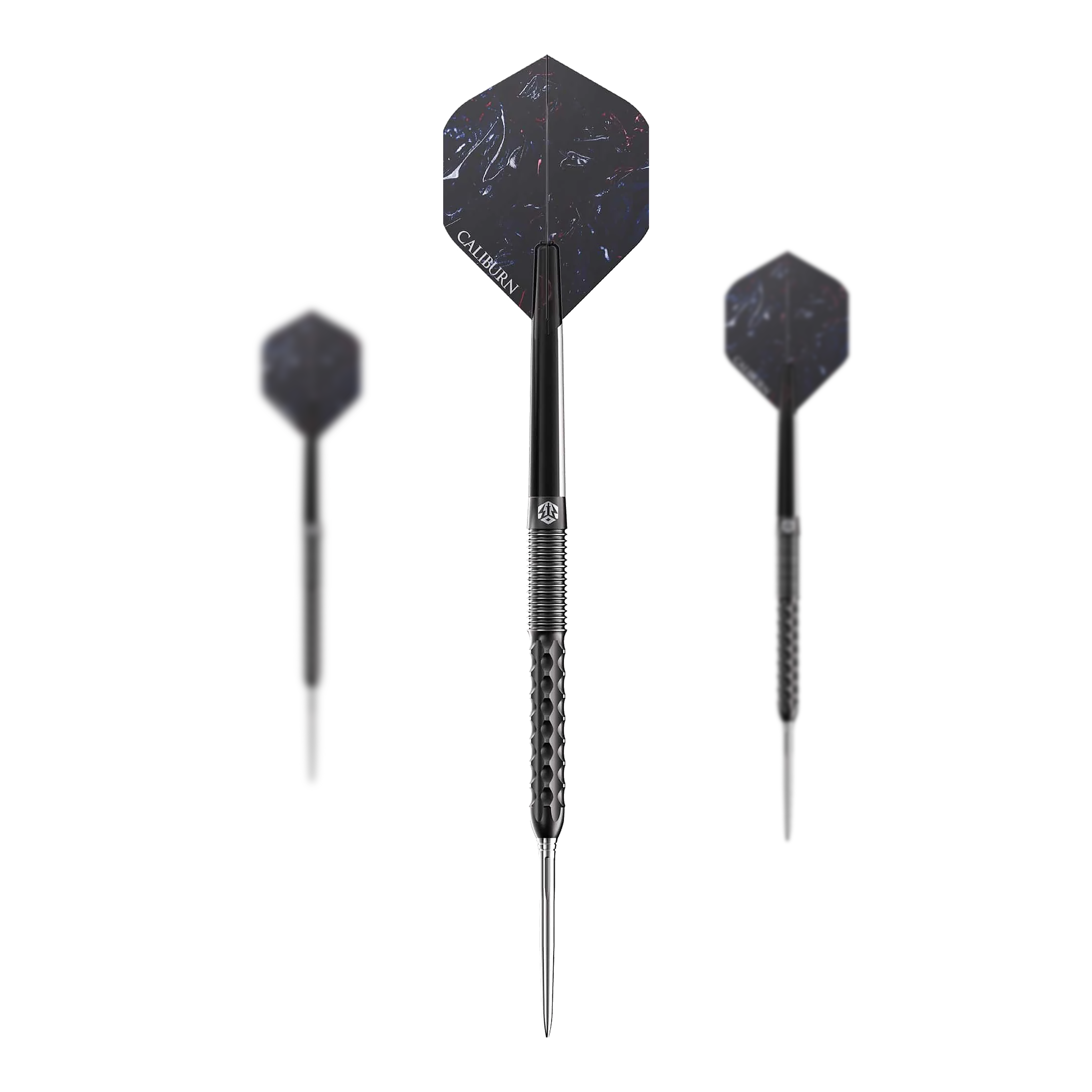 Fléchettes en acier Caliburn Sword S1 Das Bild zeigt drei Steeldarts des Produkts "Caliburn Sword S1". Die Darts haben eine dunkle Farbe mit hexagonalen Flights und einem strukturierten Griff.