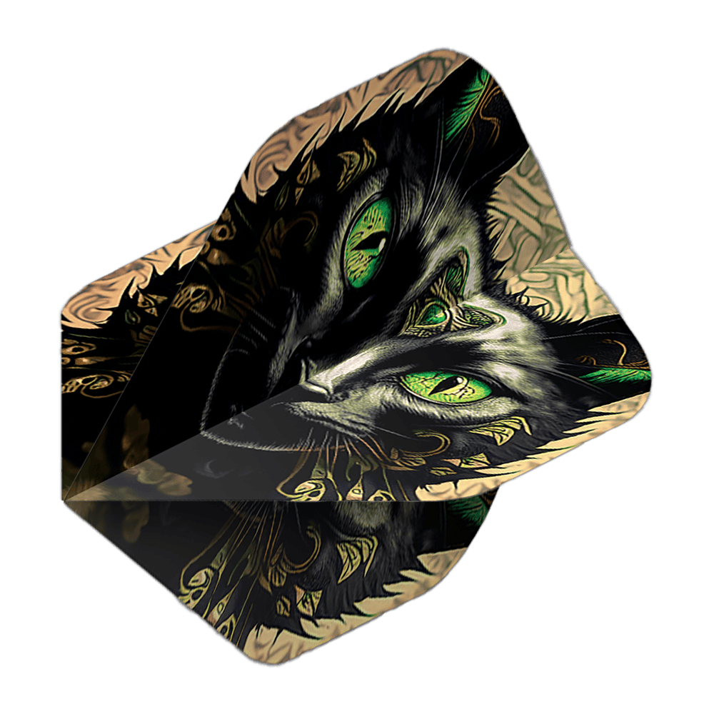 Vols de Pentathlon Cat Das Bild zeigt das Produkt 'Pentathlon Katze No2 Standard Flights'. Auf dem Flight ist ein kunstvoll gezeichneter Katzenkopf mit leuchtend grünen Augen abgebildet.