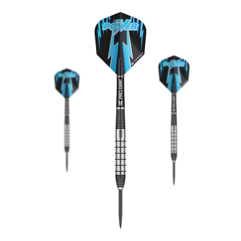 Target Phil Taylor Power 8Zero 2 fléchettes en acier Das Bild zeigt drei Steeldarts des Produkts "Target Phil Taylor Power 8Zero 2". Die Darts haben schwarze und blaue Flights mit dem Schriftzug "The Power" und silberne, griffige Barrels.