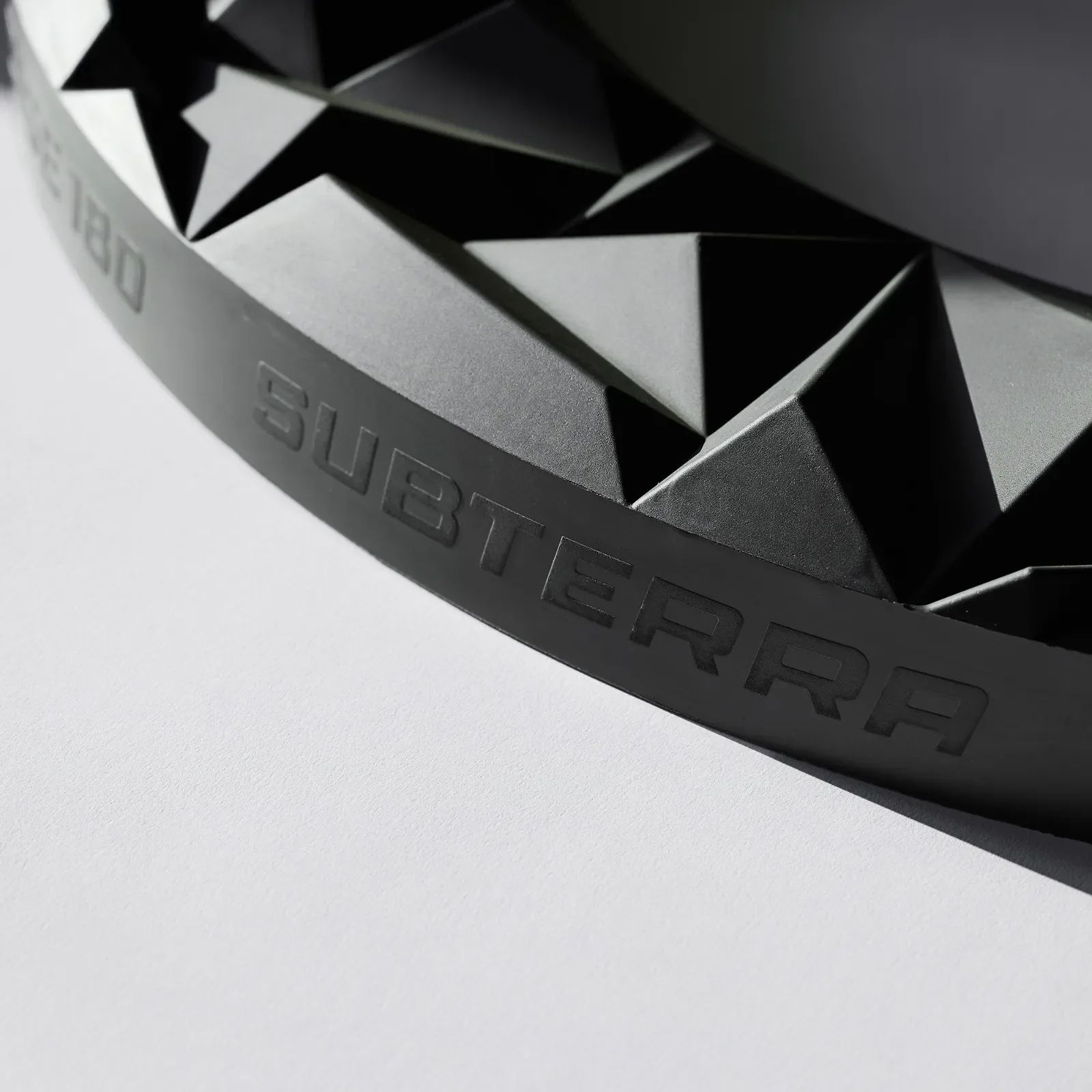 Das Precise 180 3D Dartboard Surround Subterra - Graphite ist auf dem Foto zu sehen. Diese Umrandung eignet sich ideal für Dartliebhaber.