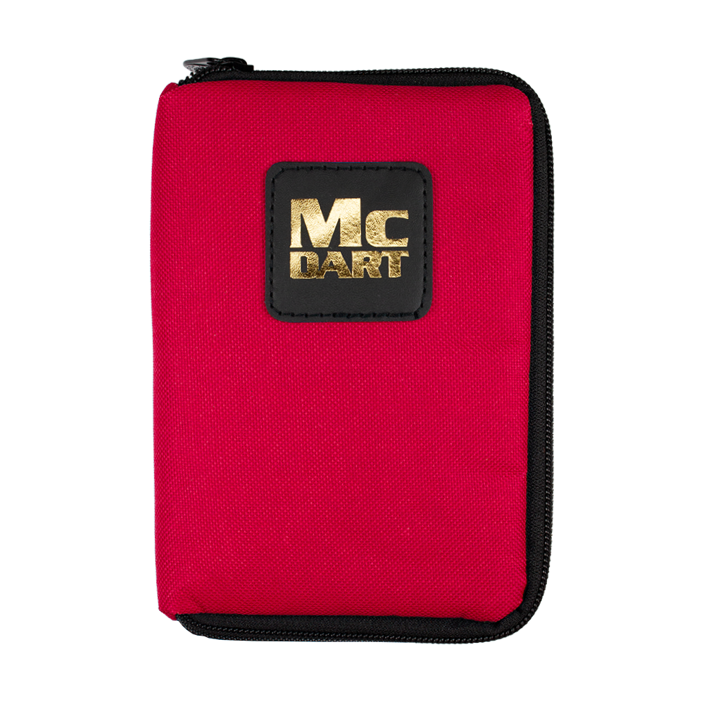 Auf dem Bild ist eine kleine, rote McDart-Tasche zu sehen. Sie hat einen schwarzen Reißverschluss und ein schwarzes Logo mit goldener Schrift auf der Vorderseite.