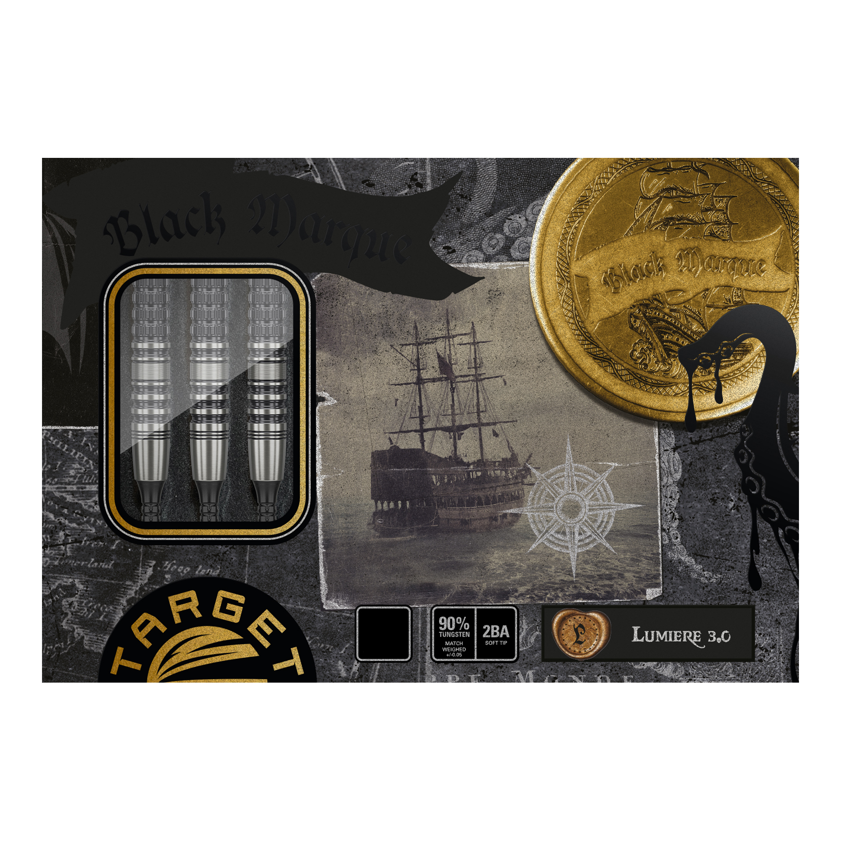Die Abbildung zeigt die Verpackung der "Target Japan Black Marque Lumiere GEN3 Softdarts - 18,5g". Auf der Verpackung sind drei Dartpfeile, ein altes Segelschiff und ein goldener Münzmotiv zu sehen.
