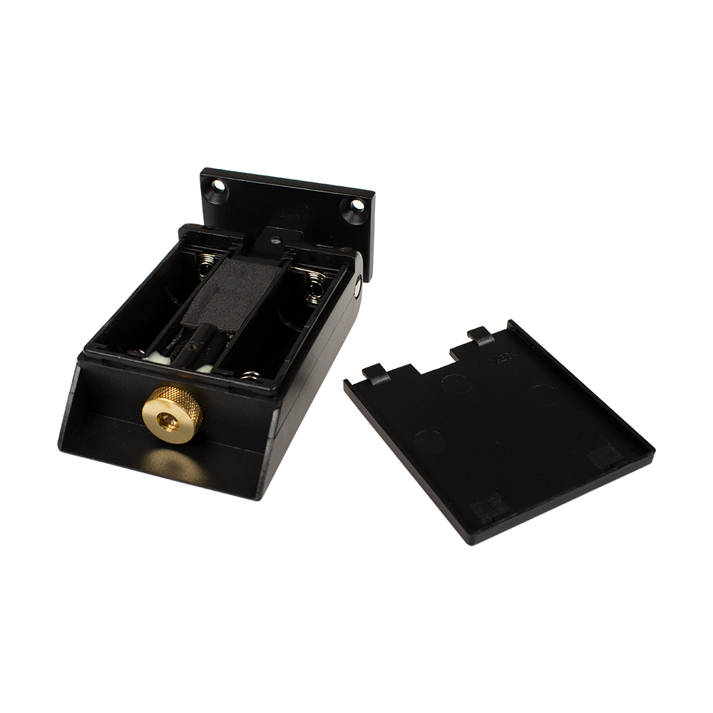 8510-Winmau-Laser-Oche-5 Das Bild zeigt das Produkt "Winmau Laser Oche" mit geöffnetem Batteriefach. Der Deckel des Batteriefachs liegt daneben.