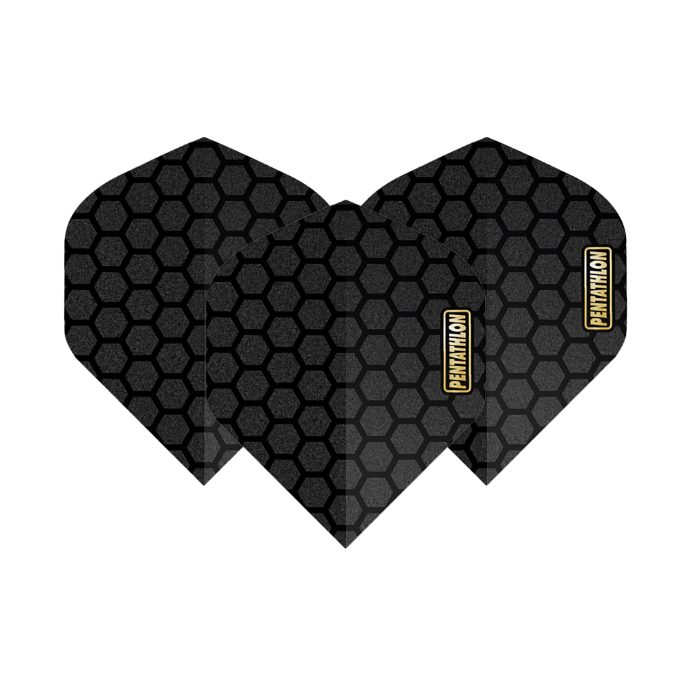 Vols de pentathlon RT Honeycomb Das Bild zeigt drei schwarze Dart-Flights mit Wabenmuster. Auf jedem Flight steht das Wort "Pentathlon" in einem gelben Rechteck.