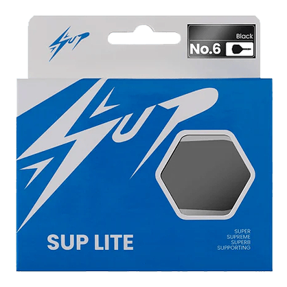 Système de vol Caliburn SUP Lite No6 Die Abbildung zeigt die Verpackung des Produkts "Caliburn SUP Lite No6 Flight-Shaft-System". Die Verpackung ist überwiegend blau und weiß und enthält ein Sichtfenster, durch das das Produkt teilweise zu sehen ist.