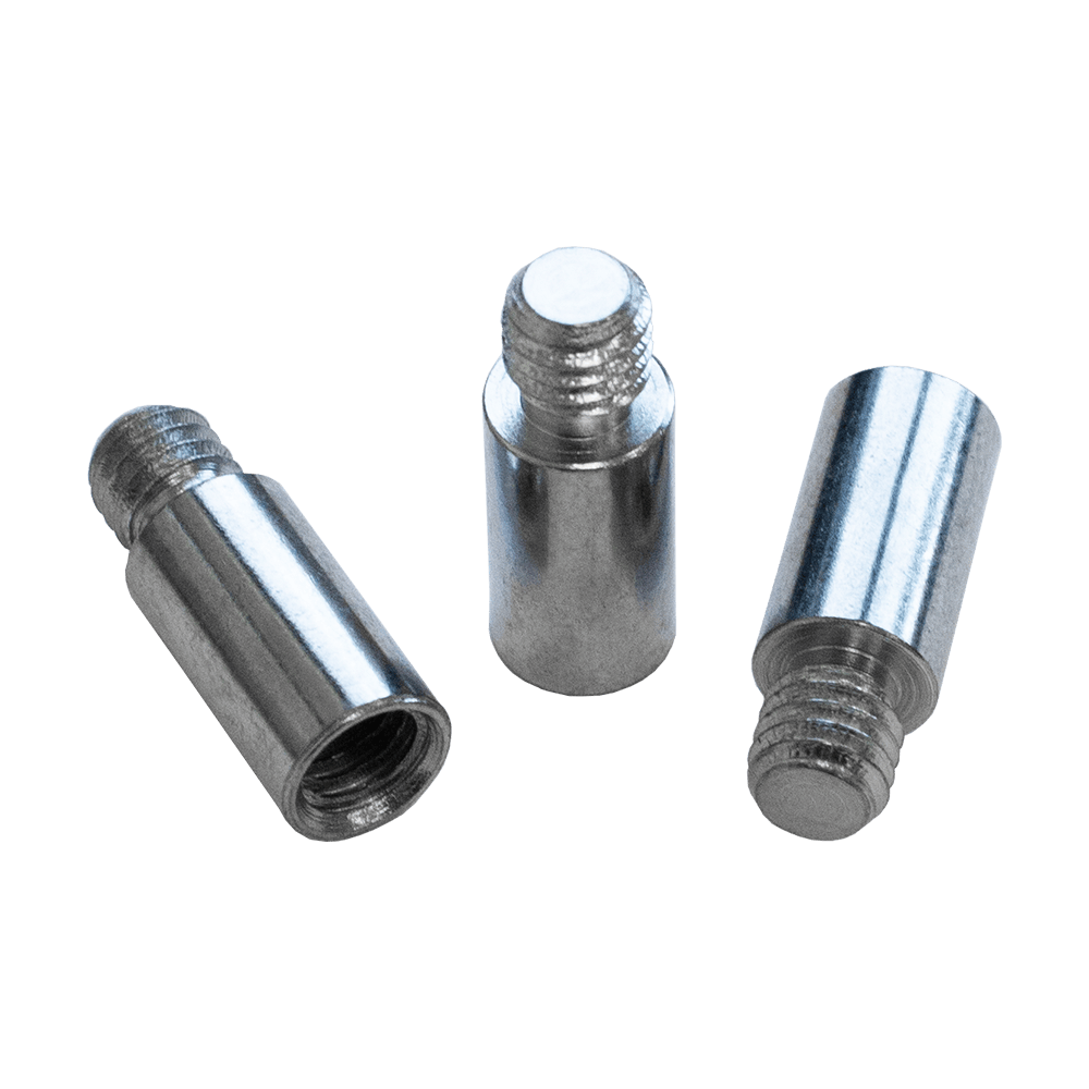 Auf dem Bild sind drei silberne Metallstifte mit Gewinde zu sehen. Sie liegen auf einer hellen Oberfläche und sind unterschiedlich ausgerichtet.