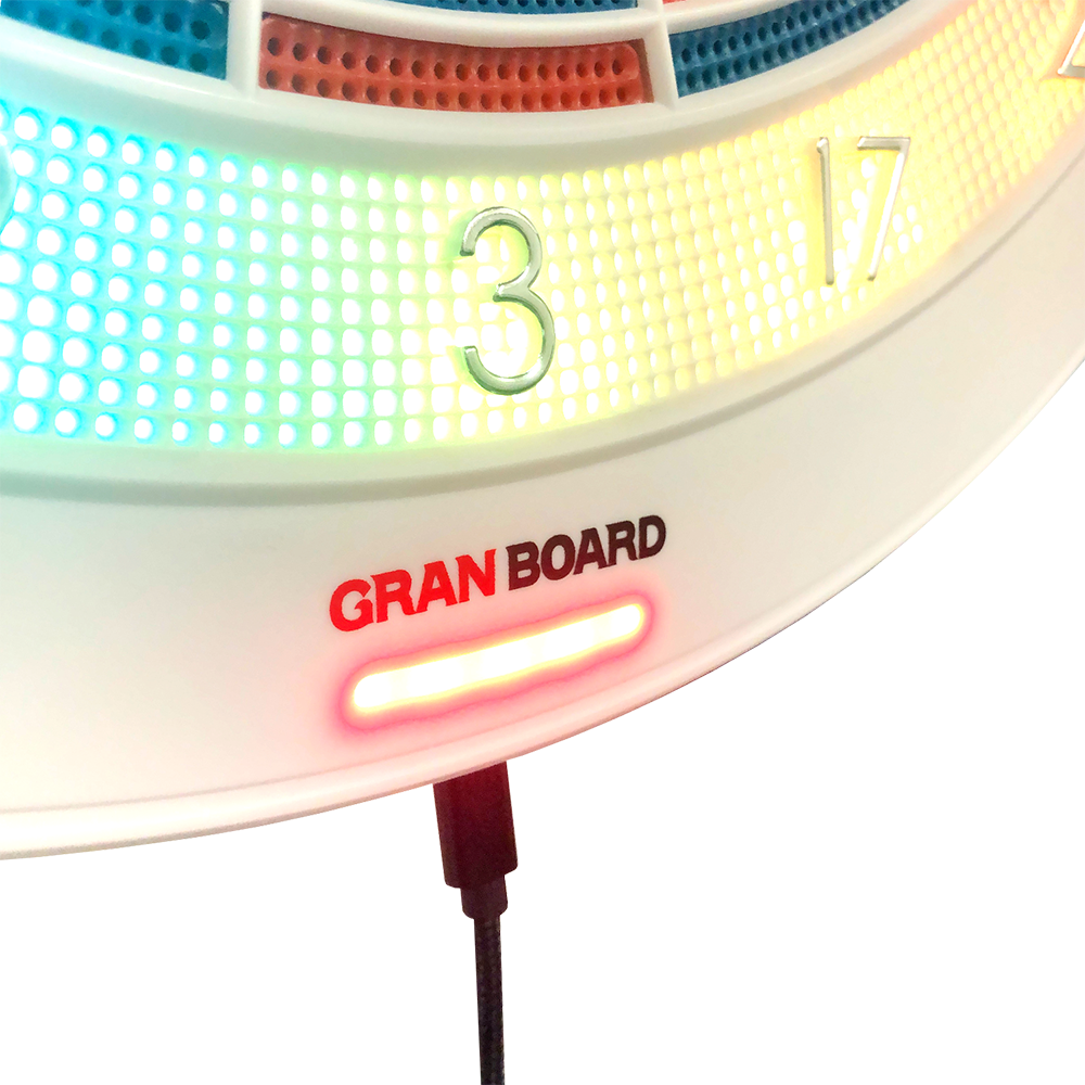 g01440_GranBoard_132_Elektronisches_Dartboard_4 Das Bild zeigt einen Ausschnitt des elektronischen Dartboards "GranBoard 132" mit leuchtenden LED-Lichtern um die Zahlenbereiche. Darunter ist das Logo "Gran Board" in roten und schwarzen Buchstaben zu sehen.