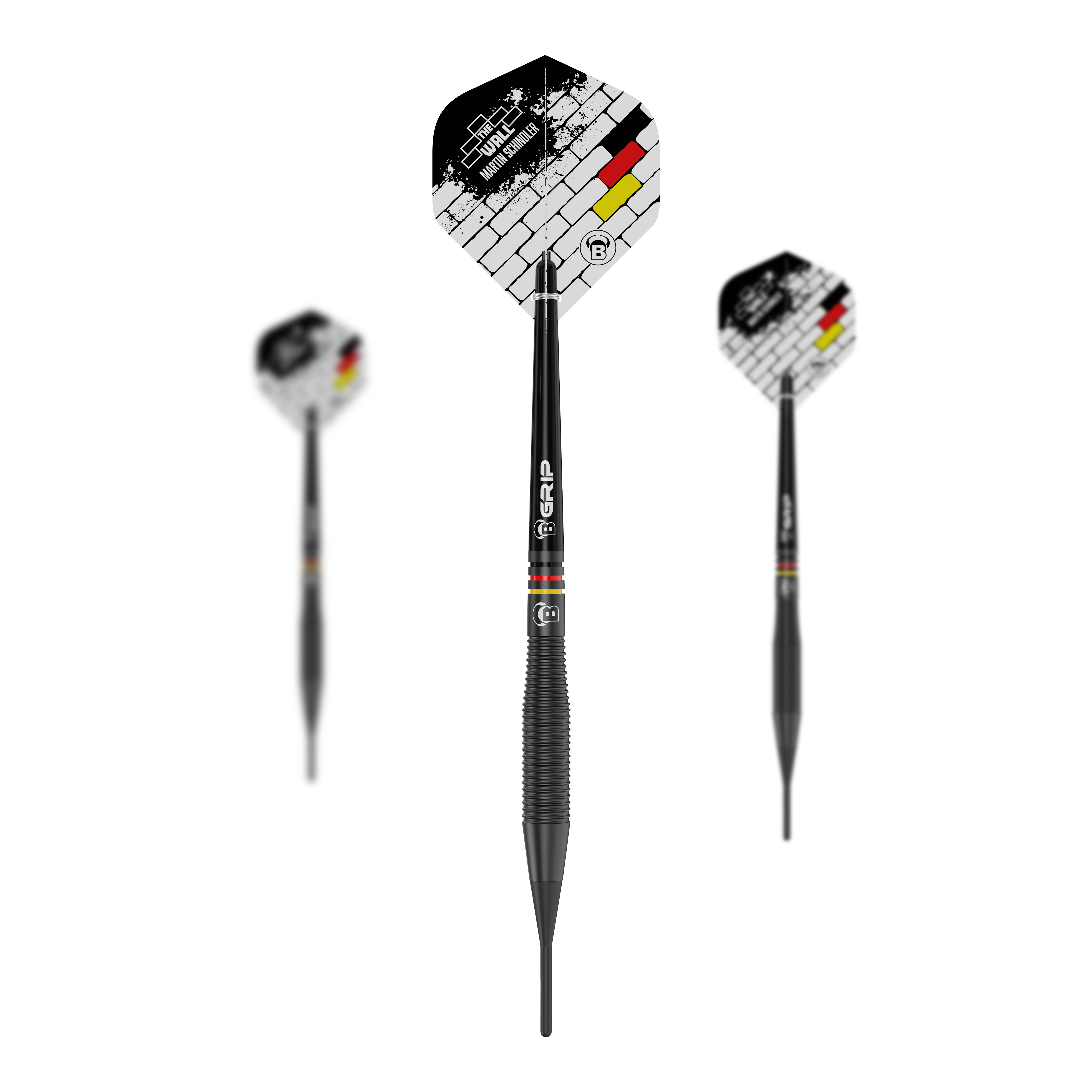 Fléchettes en laiton noir Bulls Martin Schindler The Wall - 18 g Auf dem Bild sind drei Softdarts des Modells „Bulls Martin Schindler The Wall Black Brass“ mit 18g zu sehen. Die Flights zeigen ein Ziegelmuster und die Farben der deutschen Flagge.