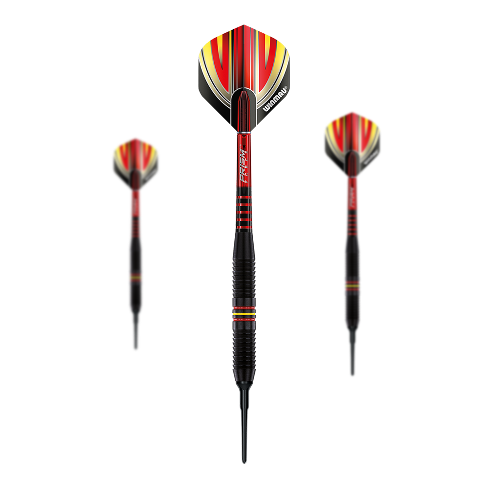 Winmau Outrage V1 Fléchettes souples en laiton avec revêtement noir - 18 g Das Bild zeigt drei Winmau Outrage V1 Black Coated Brass Softdarts mit einem Gewicht von 18g. Die Pfeile haben ein schwarzes Barrel und auffällige Flights in Rot, Gelb und Schwarz.