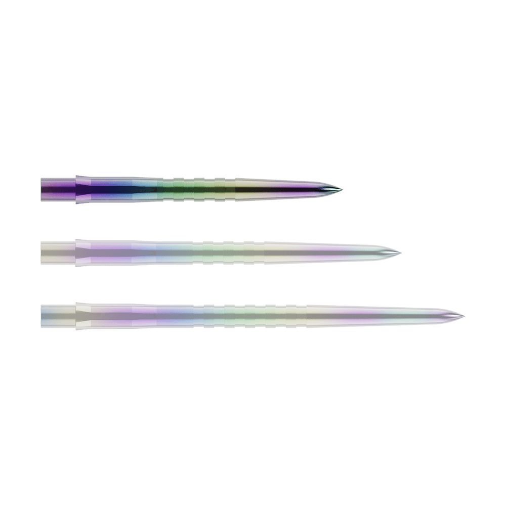 Embouts de fléchettes Mission Caliburn EVO - Rainurés - Corail Das Bild zeigt drei bunte, metallische Dartspitzen in einer Reihe. Sie haben eine glatte Oberfläche mit leichten Rillen und glänzen in verschiedenen Farben.