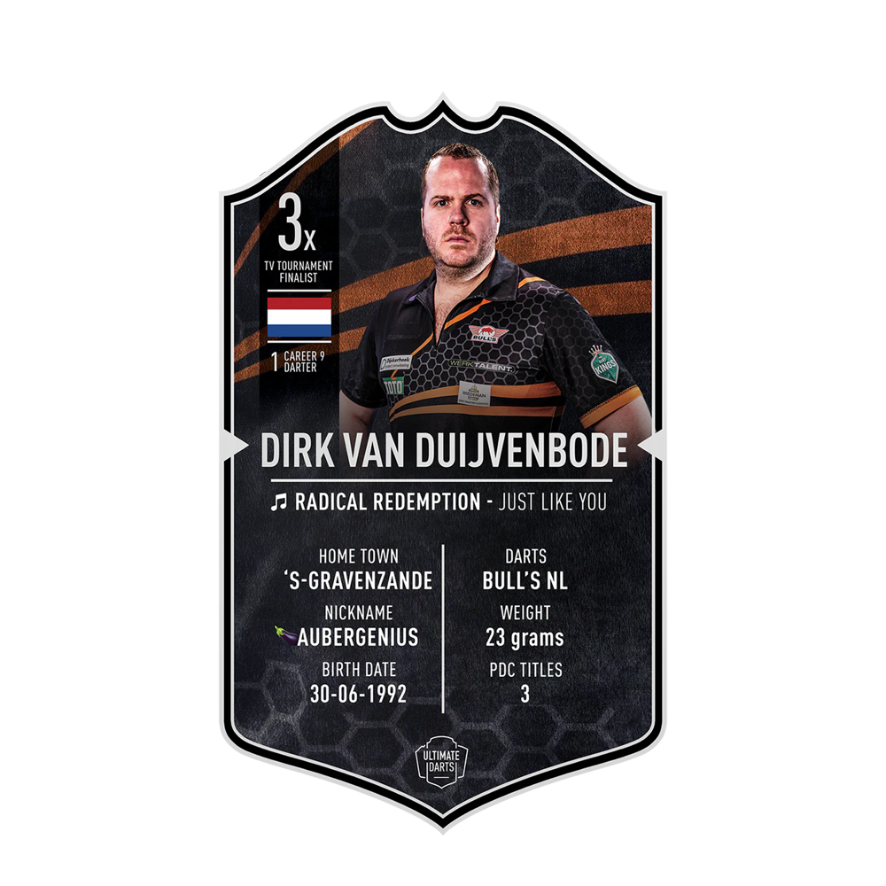 Carte de fléchettes ultime - Dirk Van Duijvenbode Die Abbildung zeigt eine Ultimate Darts Card von Dirk Van Duijvenbode. Auf der Karte stehen Informationen wie sein Spitzname "Aubergenius", seine Heimatstadt ’s-Gravenzande und sein Geburtsdatum, 30.06.1992.