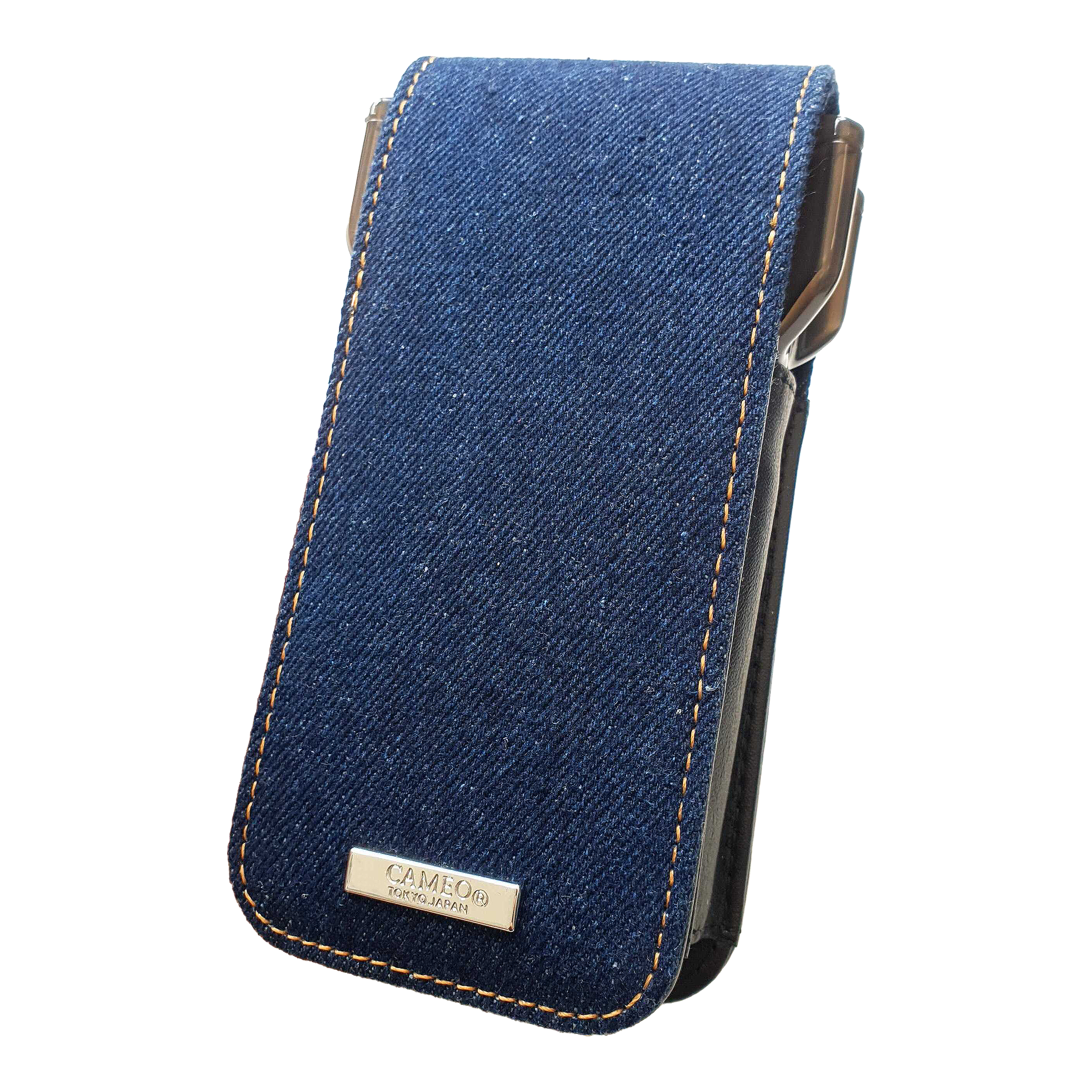 Étui à fléchettes en denim Cameo Acento Dies ist ein Dartcase aus indigofarbenem Denim-Stoff. Auf der Vorderseite befindet sich ein Metall-Label mit der Aufschrift "CAMEO TOKYO JAPAN".