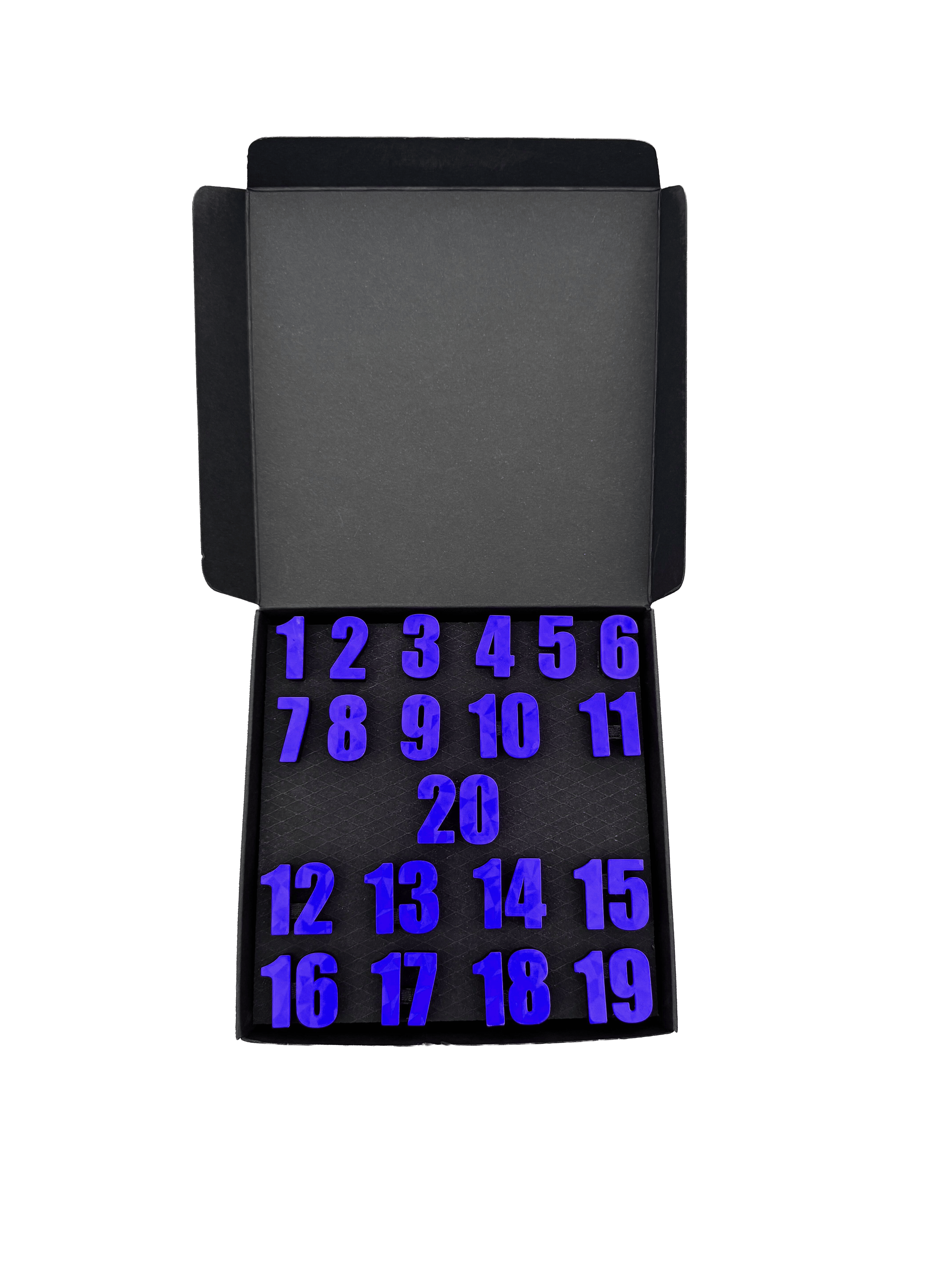 Anneaux numérotés pour cible de fléchettes McDart / Anneaux numérotés classiques Eine blaue Box ist auf dem Bild zu sehen. Das Produkt ist im klassischen Stil gestaltet.