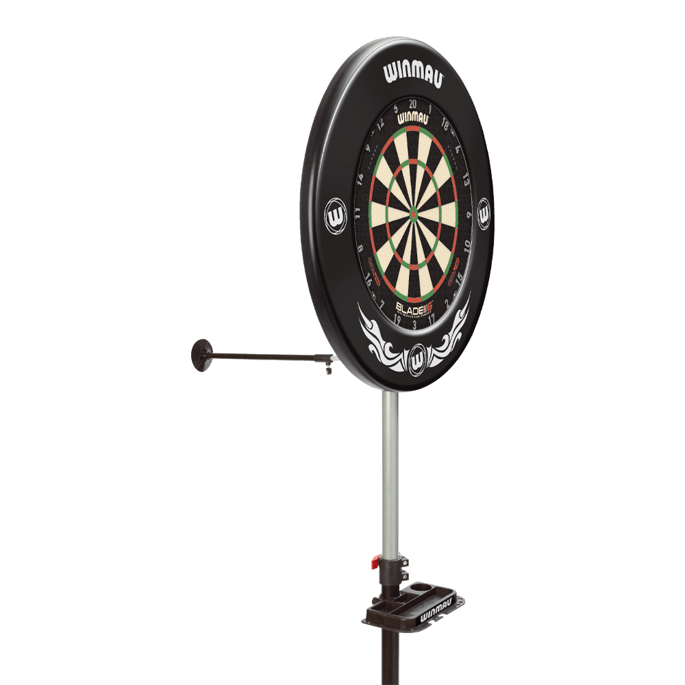 4020_Winmau_Xtreme_Dartboardst-nder_3rxRivD98nUayl Das Bild zeigt den Winmau Xtreme Dartboard Stand 2 mit einer darauf montierten Dartscheibe. Der stabile Ständer bietet eine mobile und flexible Lösung zum Spielen von Darts.