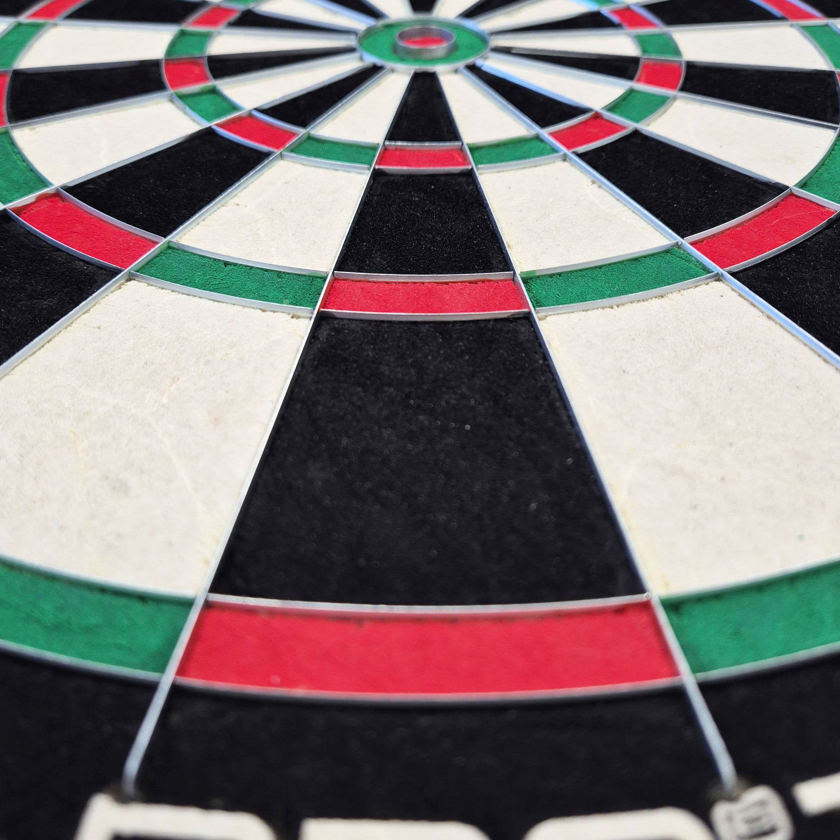 Cible de fléchettes en acier Harrows Quadro 240 Das Bild zeigt eine Nahaufnahme des Harrows Quadro 240 Steeldartboards. Die Farbfelder in Schwarz, Weiß, Rot und Grün sind deutlich zu erkennen.