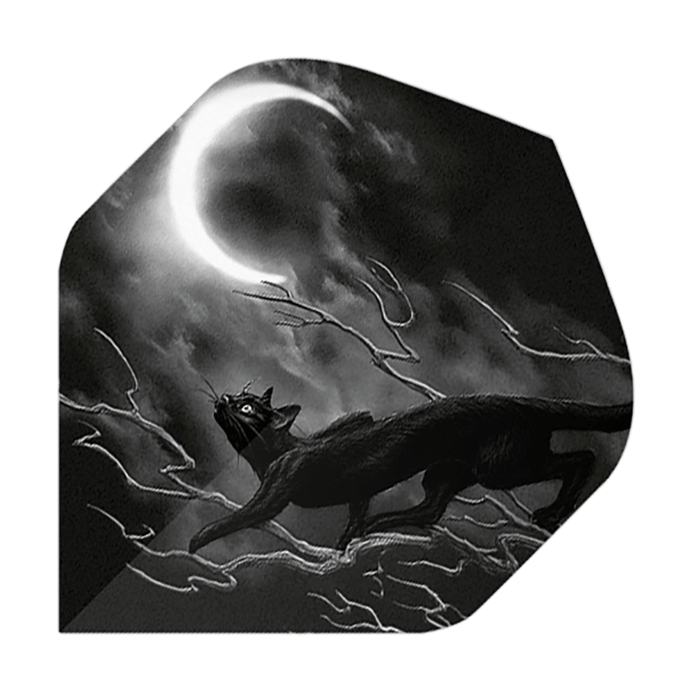 Alchemy Minnaloushe No2 Standard Flights Das Bild zeigt einen schwarzen Kater, der auf knorrigen Ästen unter einem leuchtenden Halbmond läuft. Der Hintergrund ist dunkel und geheimnisvoll, was dem Motiv eine mystische Stimmung verleiht.