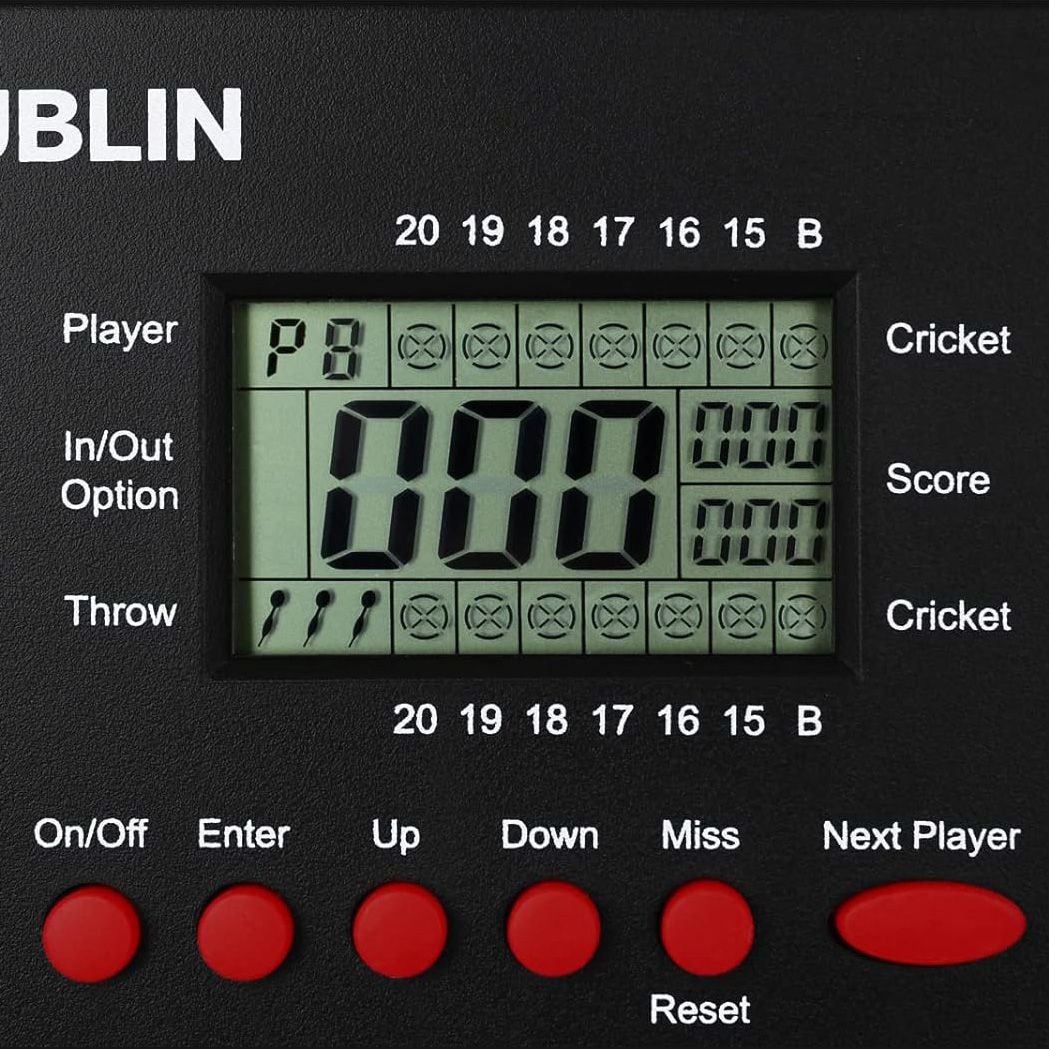 Compteur de fléchettes XQMax Dublin Das Bild zeigt den XQMax Dublin Dart Counter mit einem digitalen Display. Unter dem Display befinden sich mehrere rote Tasten zur Steuerung des Geräts.