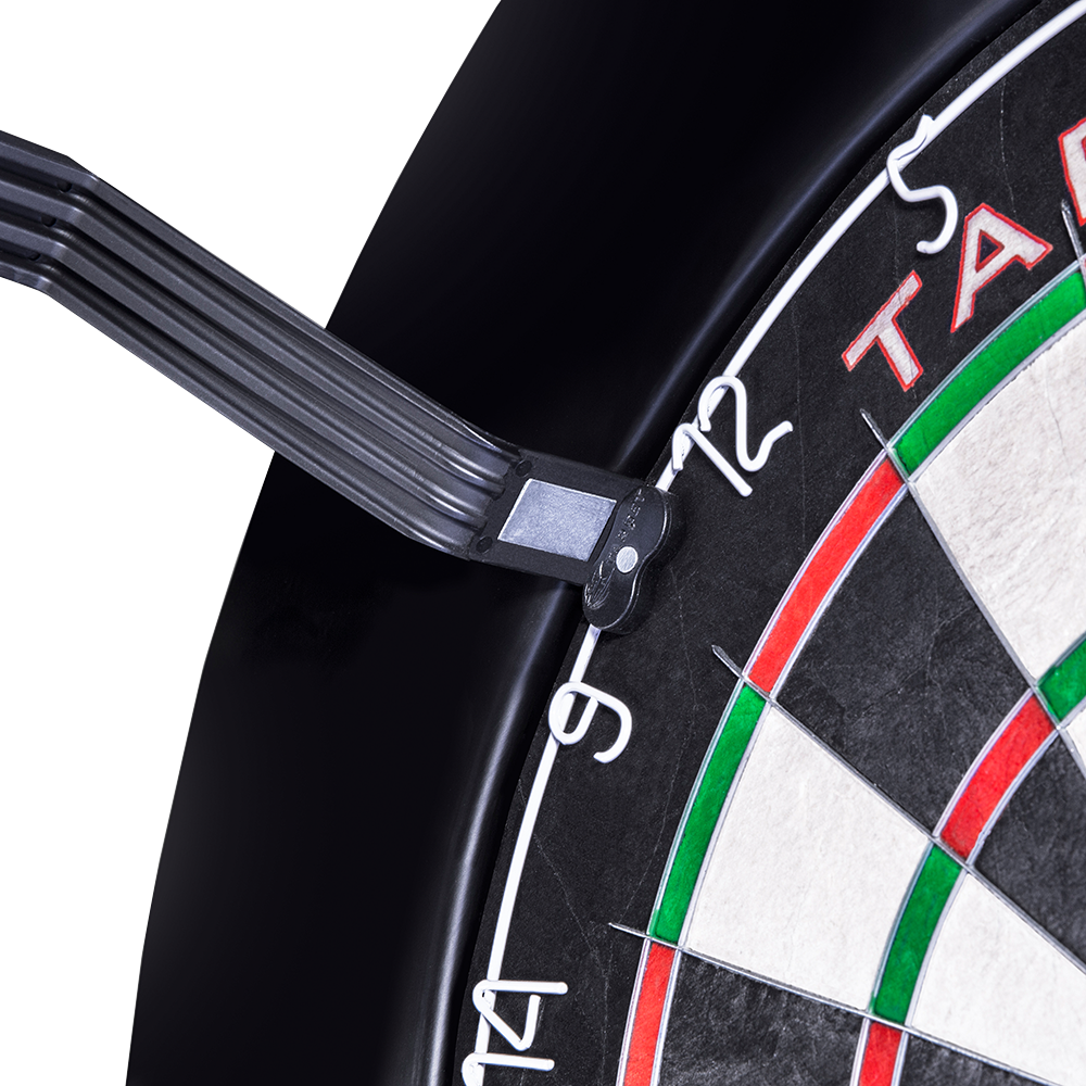 Système d'éclairage de cible de fléchettes Target CORONA Vision LED Das Bild zeigt einen LED-Beleuchtungsring, der an einem Dartboard befestigt ist. Das Produkt heißt "Target CORONA Vision LED Dartboard Lighting System".