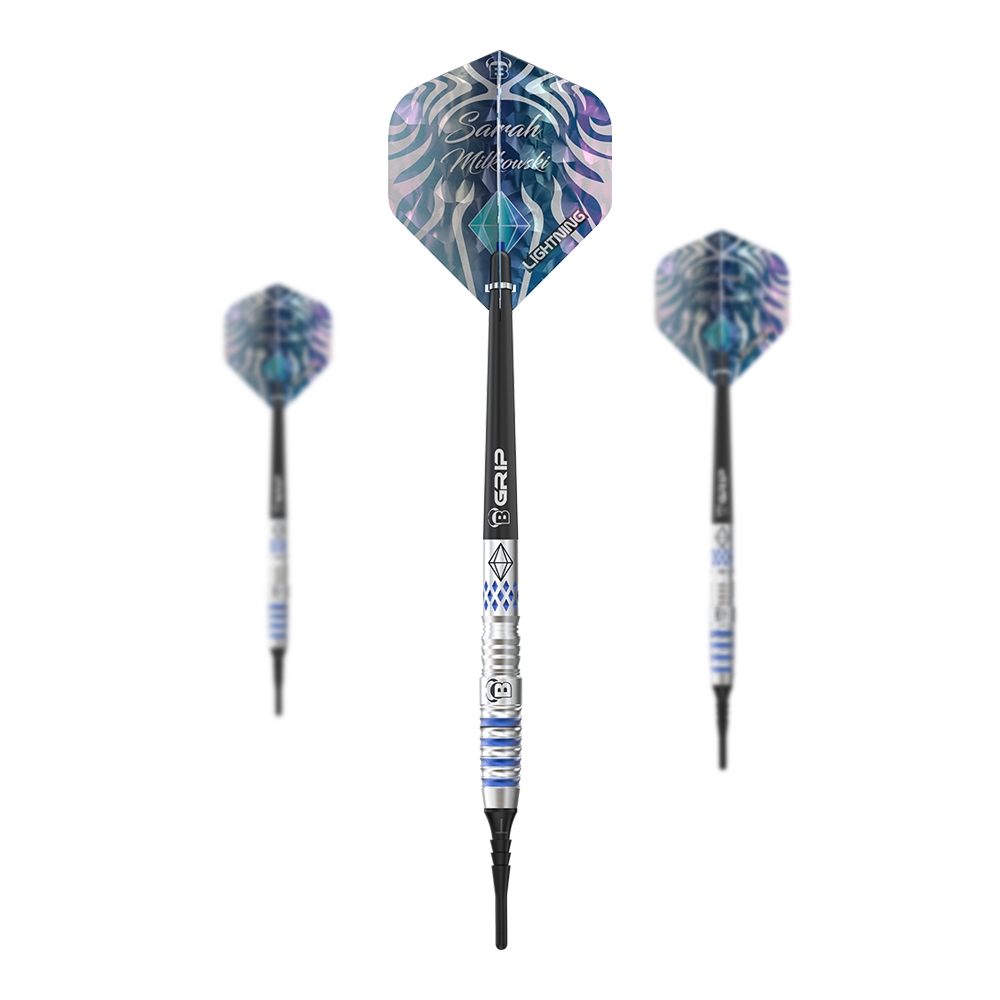 Fléchettes souples Bulls Sarah Milkowski - 20 g Das Bild zeigt drei Softdarts des Modells "Bulls Sarah Milkowski Softdarts - 20g". Die Darts haben ein silber-blaues Design und einen auffälligen Flight mit dem Namen "Sarah Milkowski".