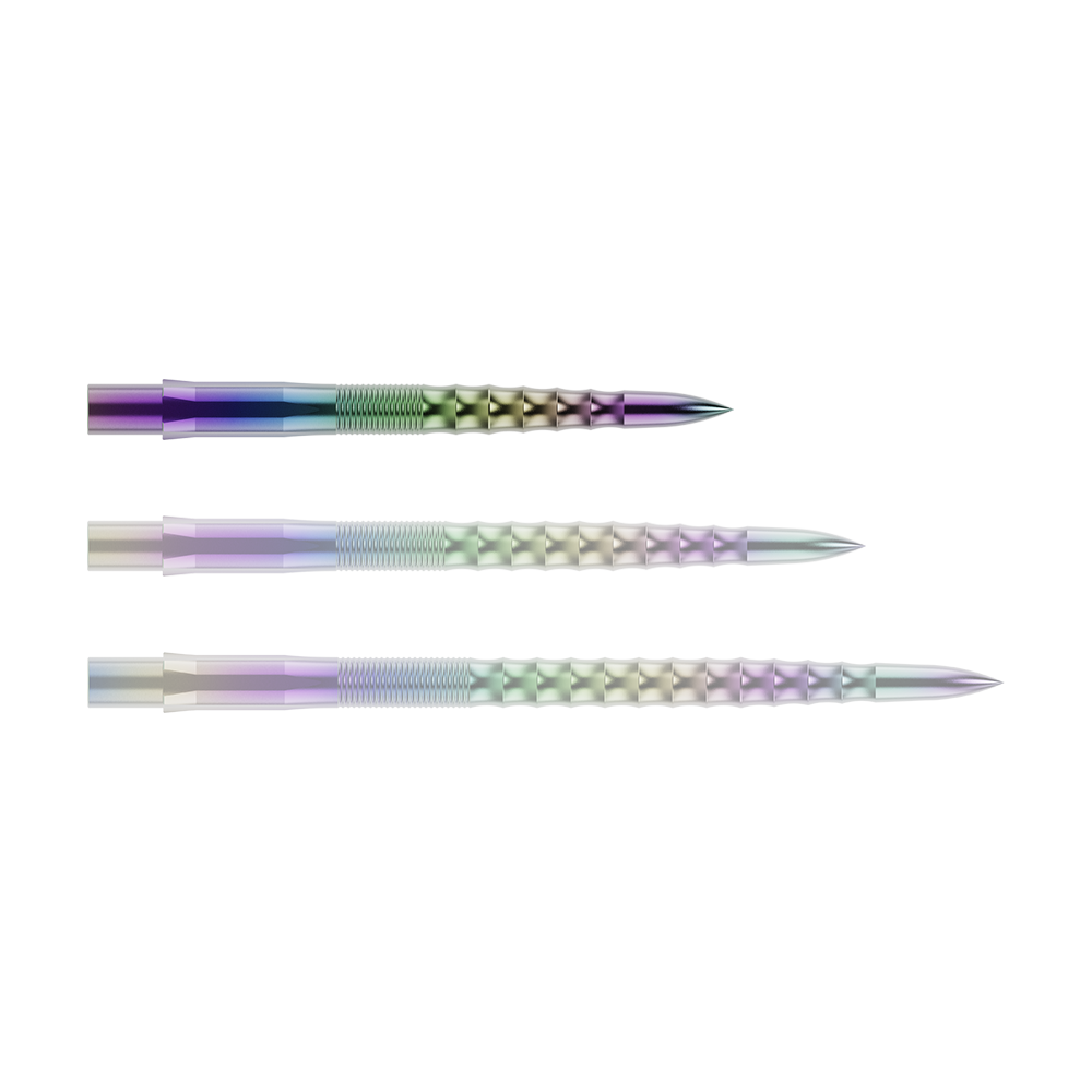 Embouts de fléchettes Mission Caliburn EVO - Ripple - Corail Auf dem Bild sind drei bunte Steeldartspitzen mit einem geriffelten und gewellten Muster zu sehen. Sie liegen parallel nebeneinander auf einem grünen Hintergrund.