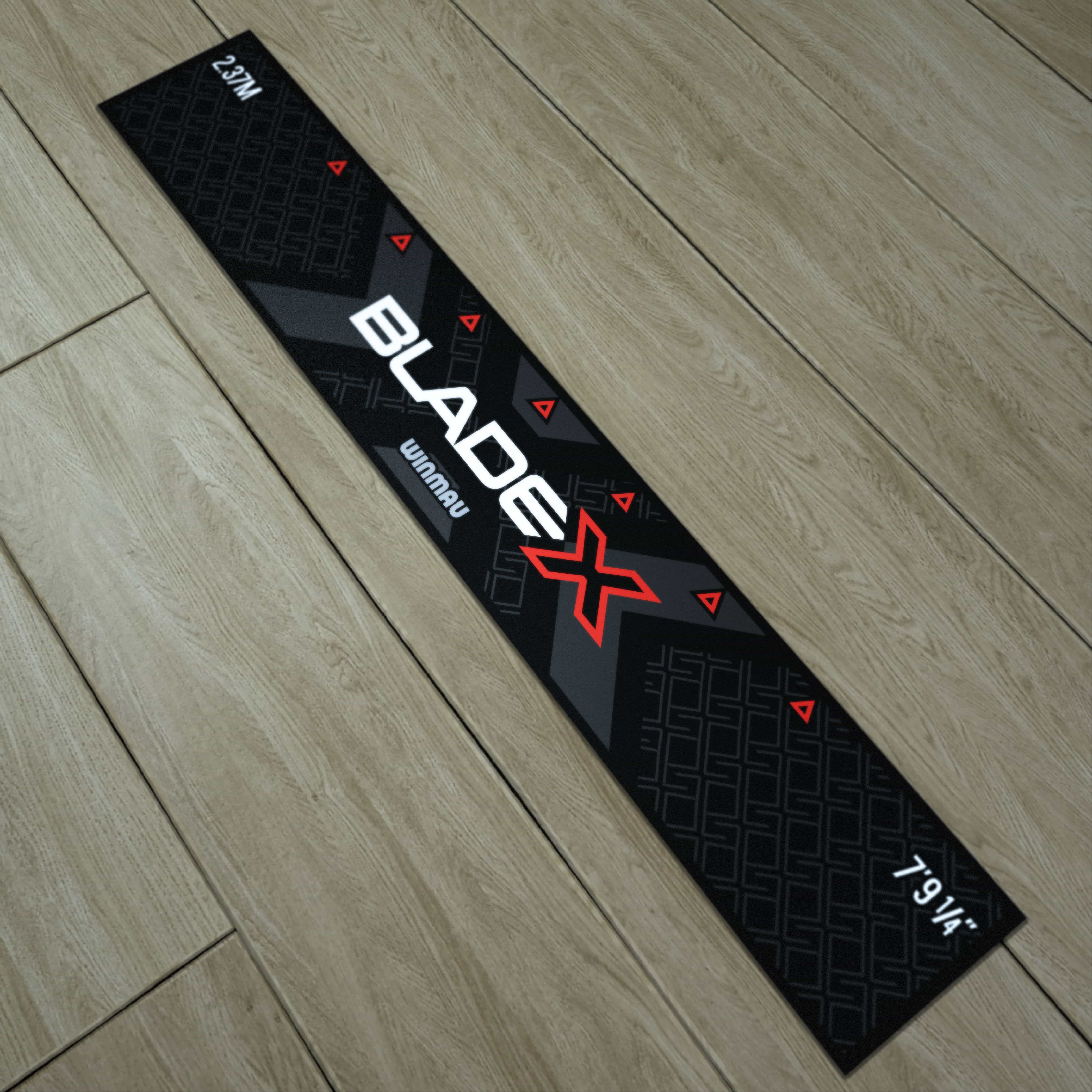 Ligne de lancer Winmau Blade X Zu sehen ist die Winmau Blade X Abwurflinie. Sie hilft, die richtige Entfernung beim Werfen festzulegen.