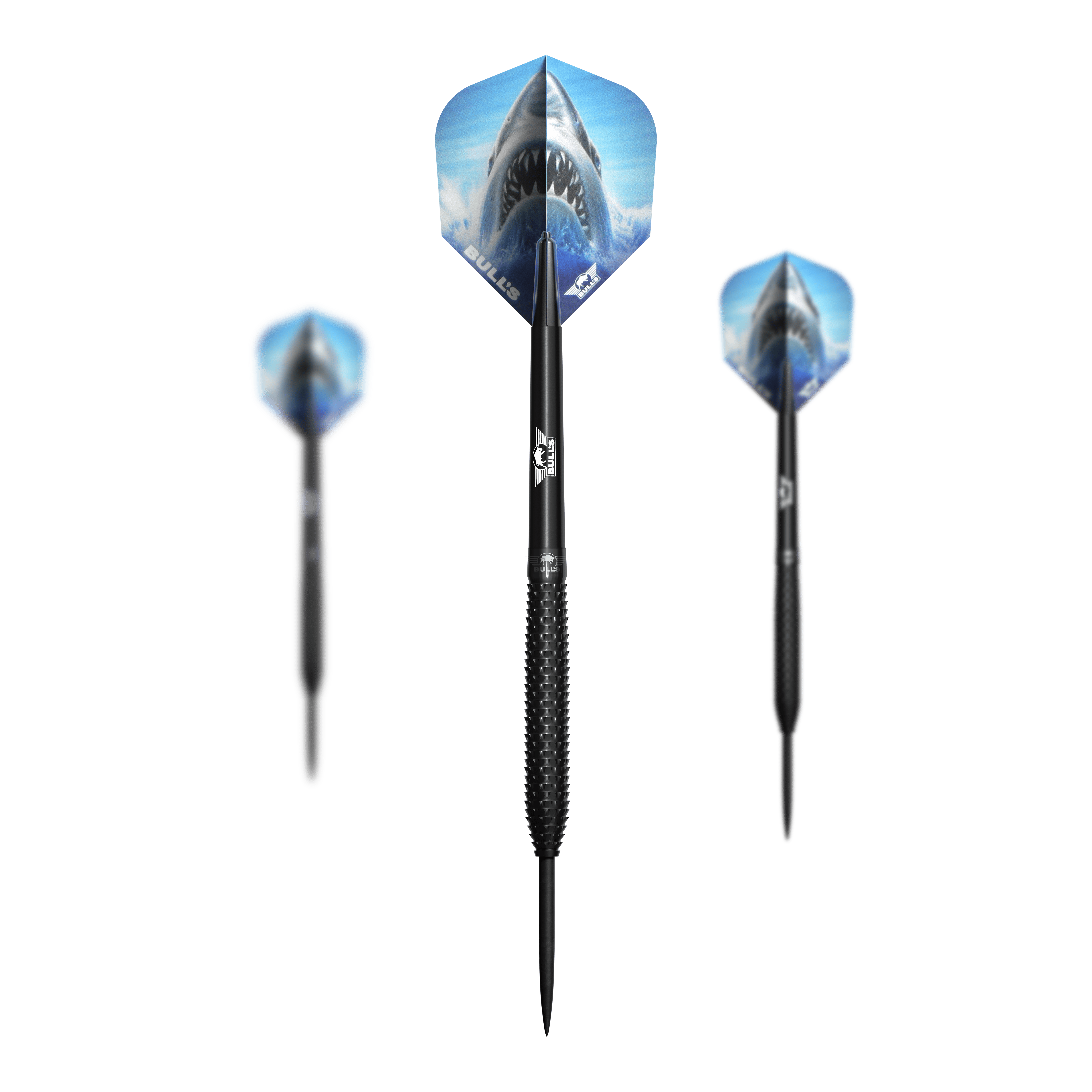 Fléchettes Bulls NL Shark Pro en acier noir Das Bild zeigt drei schwarze Steeldarts mit dem Namen "Bulls NL Shark Pro Black Steeldarts". Die Flights der Darts sind mit dem Bild eines offenen Haifischmauls bedruckt.