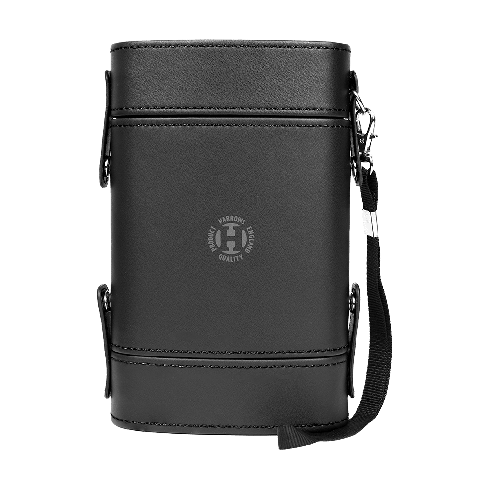 HRT-16396_Harrows_Prima_Dartcase_Black_2 Der Harrows Prima Dartcase ist eine elegante, schwarze Aufbewahrungstasche für Dartzubehör. Sie verfügt über eine praktische Handschlaufe und ein schlichtes, modernes Design.