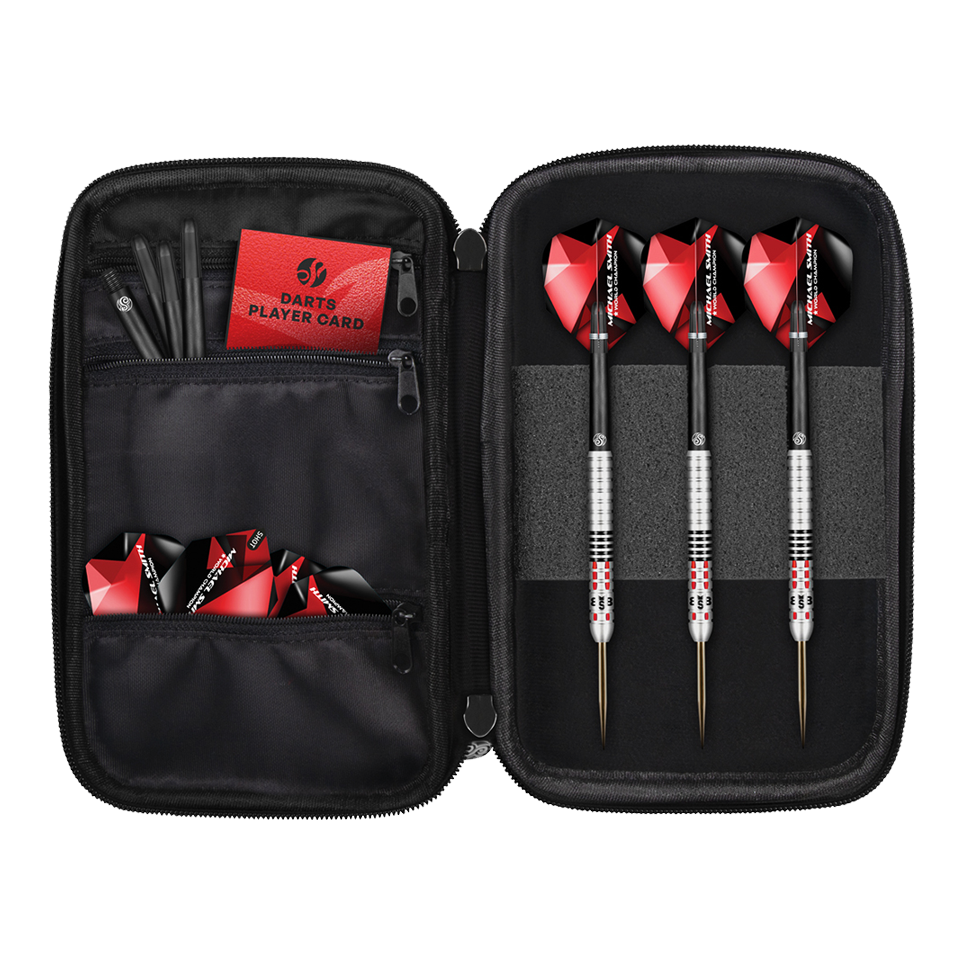 Étui à fléchettes de poche Shot Michael Smith World Champion - Victory Das Bild zeigt das Produkt "Shot Michael Smith World Champion Pocket Dartcase - Victory". Im Etui befinden sich drei Darts, Ersatzteile und eine Darts-Spielerkarte, alles ordentlich verstaut.