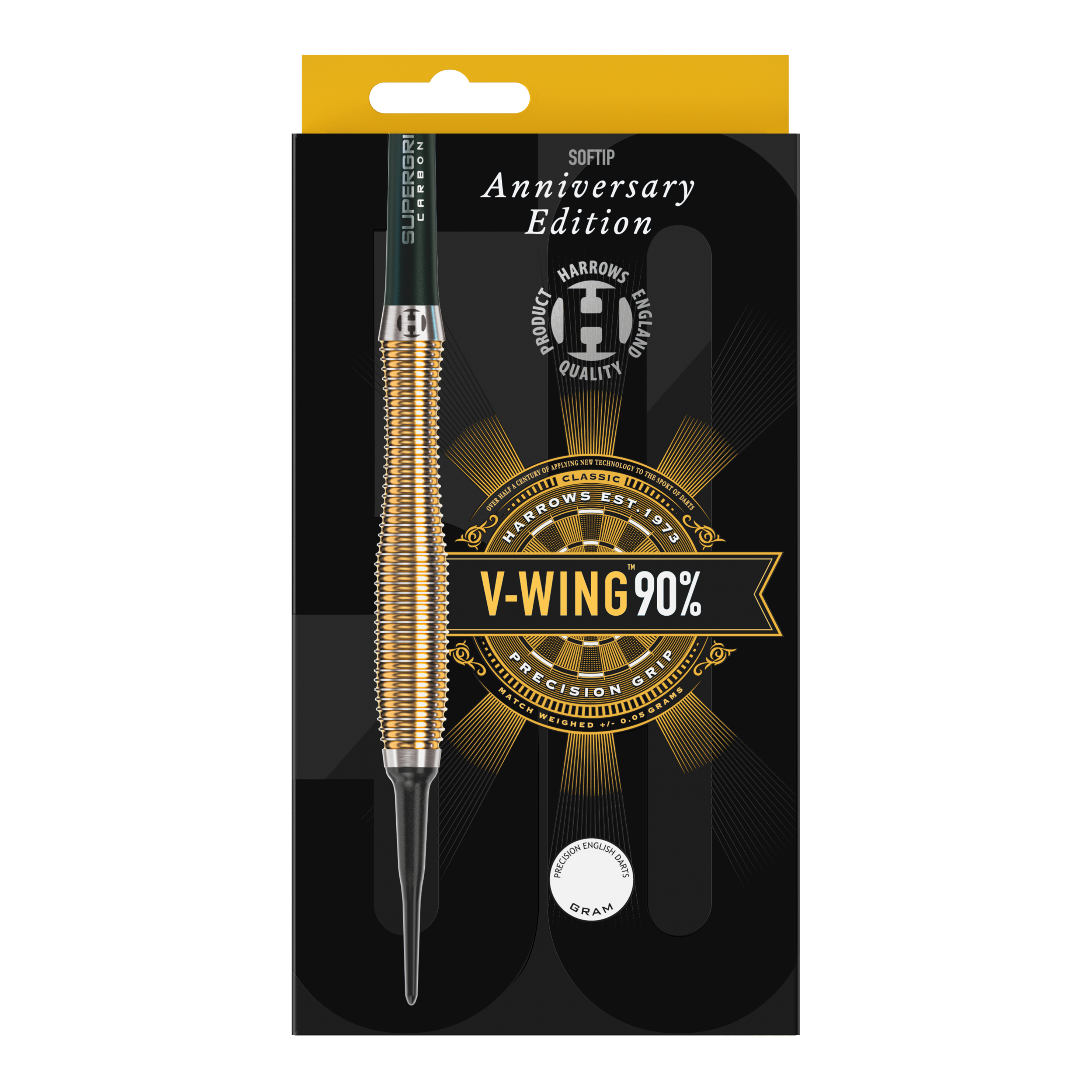 Fléchettes souples Harrows édition anniversaire V-Wing - 18 g Auf dem Bild ist eine Packung der "Harrows Anniversary Edition V-Wing Softdarts - 18g" zu sehen. Die Verpackung ist schwarz-gold gestaltet und hebt die Präzisionsqualität und den 90%igen Tungsten-Anteil hervor.