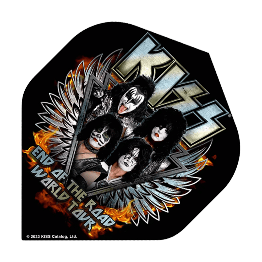 Mission Kiss End Of The Road Vols Standard No2 Das Bild zeigt ein Dart-Flight mit dem Motiv der Band KISS und dem Schriftzug "End of the Road World Tour". Im Hintergrund sind Flammen und silberne Flügel zu sehen.