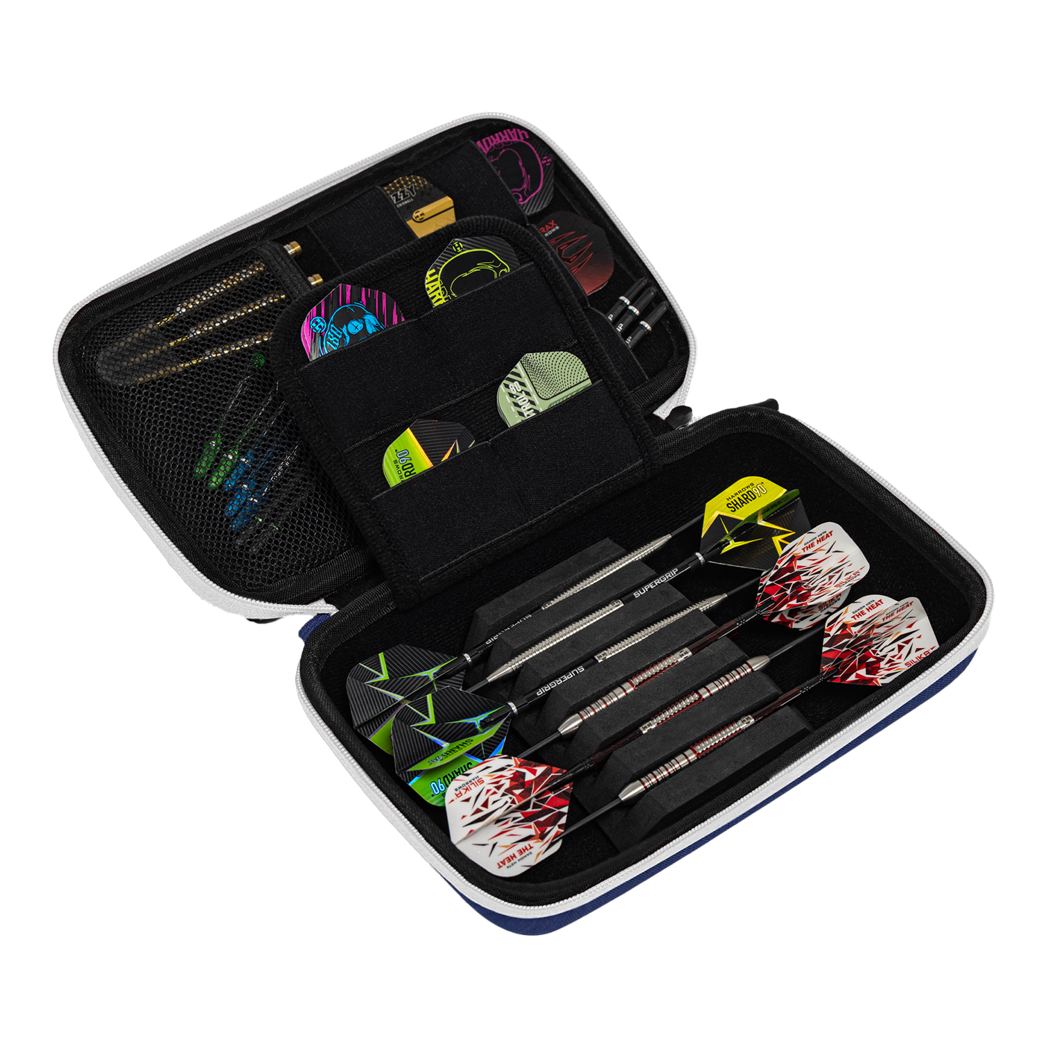 Das Bild zeigt ein geöffnetes Dart-Etui mit mehreren Darts und Zubehörteilen. In den Fächern sind verschiedene Flights und Spitzen ordentlich verstaut.
