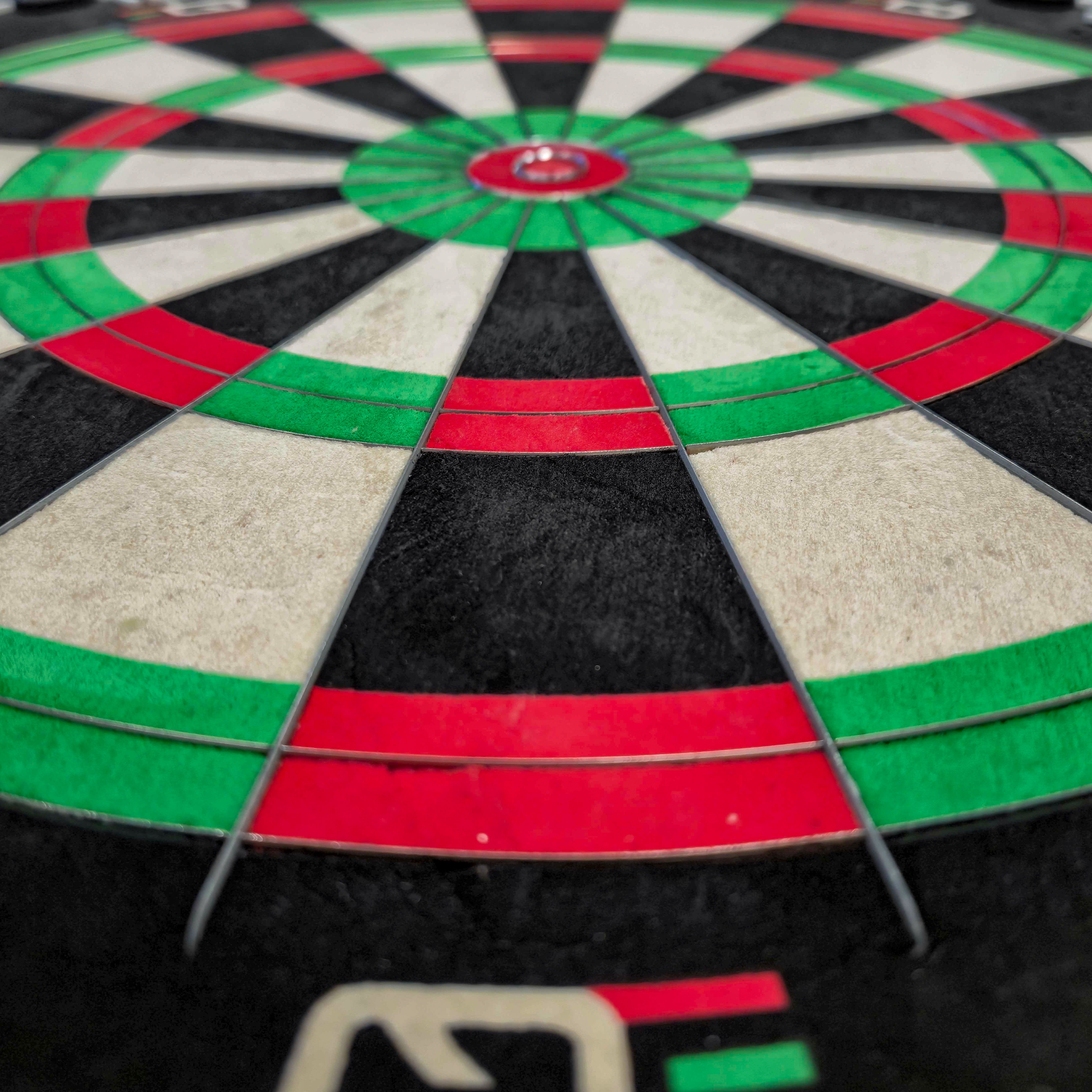 Cible de fléchettes en acier Winmau Equalizer Das Bild zeigt das Winmau Equalizer Steeldartboard. Es handelt sich um ein Dartboard für Steeldarts.