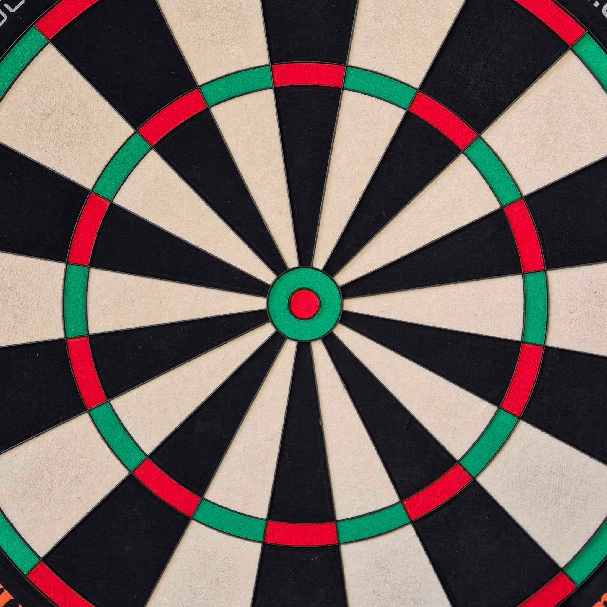 Cible de fléchettes en acier Unicorn Eclipse Ultra 2.0 Das Bild zeigt eine Nahaufnahme einer Dartscheibe mit klaren Farbfeldern in Schwarz, Weiß, Rot und Grün. Es handelt sich um das Produkt "Unicorn Eclipse Ultra 2.0 Steeldartboard".