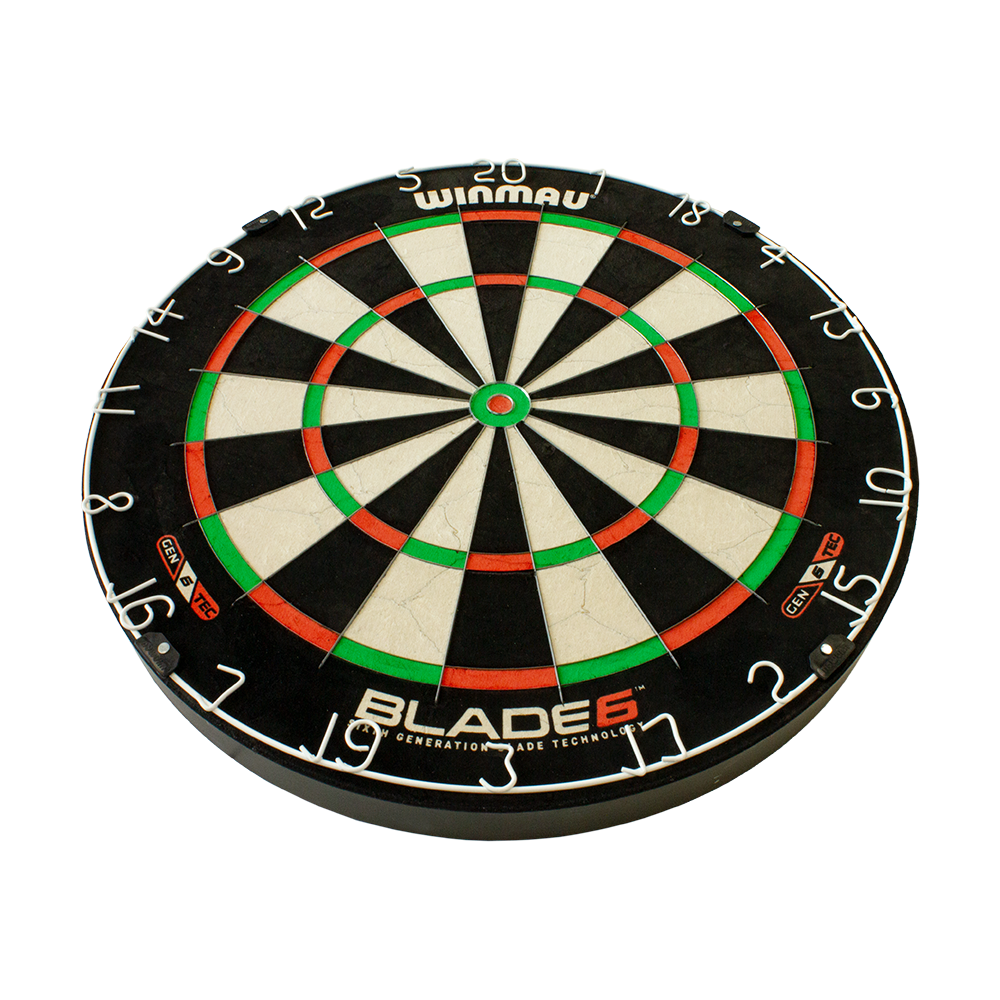3033_Winmau_Blade_6_Steeldartboard_2 Das Bild zeigt das Winmau Blade 6 Steeldartboard. Die Dartscheibe hat ein klassisches Design mit schwarzen, weißen, roten und grünen Segmenten.
