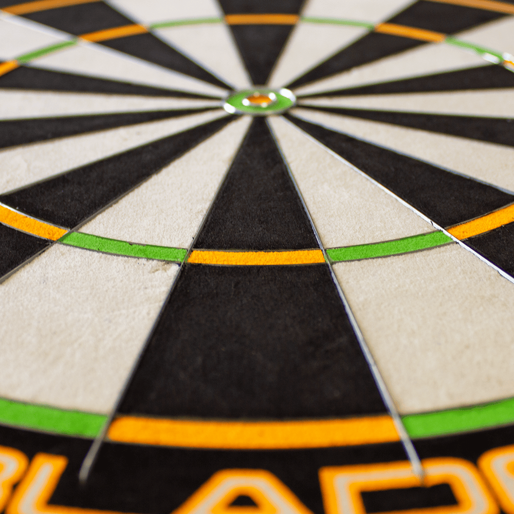 3023_Winmau_Champions_Choice_DualCore_Dartboard_41u5LXrxYR12sE Das Bild zeigt eine Nahaufnahme eines Winmau Champions Choice DualCore Dartboards. Deutlich zu sehen sind die farbigen Segmente und scharfen Abtrennungen auf der Dartscheibe.