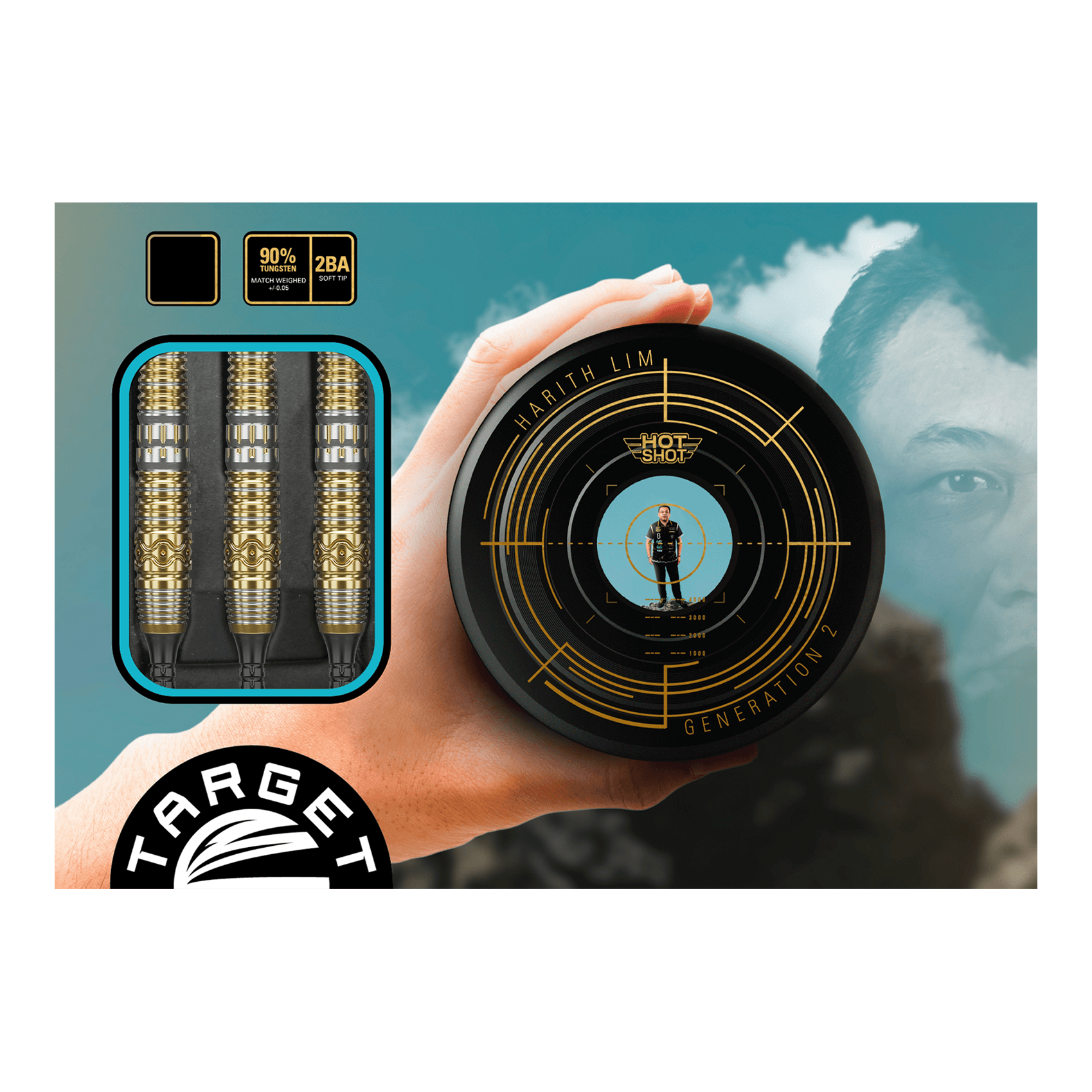 Fléchettes souples Target Japan Hot Shot GEN2 - 19 g Das Bild zeigt die Target Japan Hot Shot GEN2 Softdarts mit einem Gewicht von 19g. Drei goldfarbene Darts sind in einer Box zu sehen, daneben wird ein rundes Behältnis mit einem Zielscheiben-Design präsentiert.