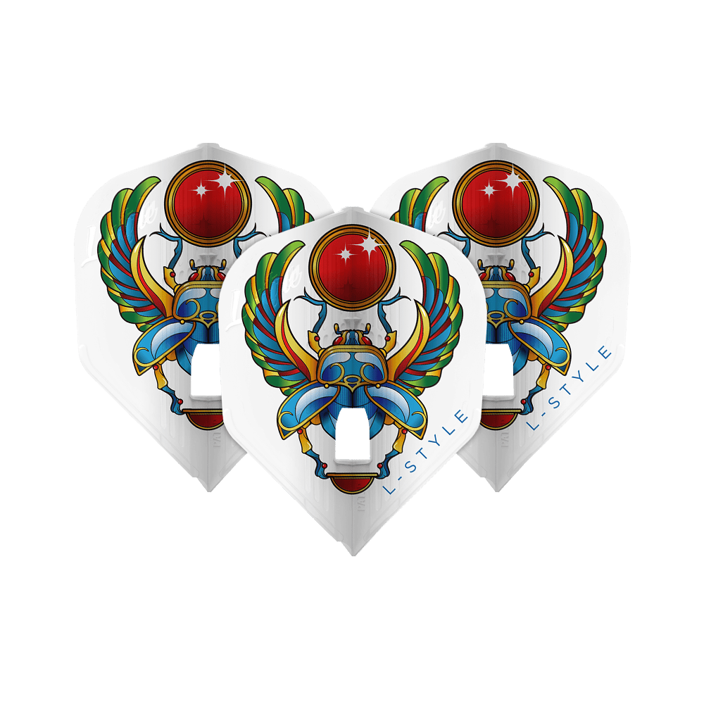 Vols L-Style Anastasia Dobromyslova V3 Blanc L3KAMI Das Bild zeigt drei weiße Dart-Flights mit einem bunten Skarabäus-Design und der Aufschrift "L-STYLE". Die Flügel des Käfers sind weit ausgebreitet und eine leuchtend rote Kugel ist oben abgebildet.