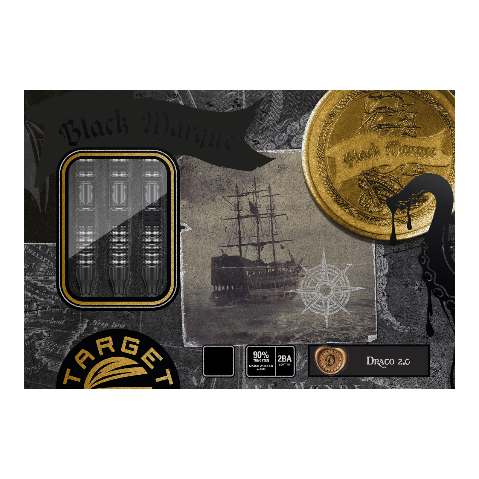 Fléchettes souples Target Japan Black Marque Draco GEN2 - 20 g Die Abbildung zeigt die Verpackung der "Target Japan Black Marque Draco GEN2 Softdarts - 20g". Auf der Schachtel sind drei schwarze Darts, ein goldener Münzaufdruck, ein Segelschiff und verschiedene dekorative Elemente zu sehen.