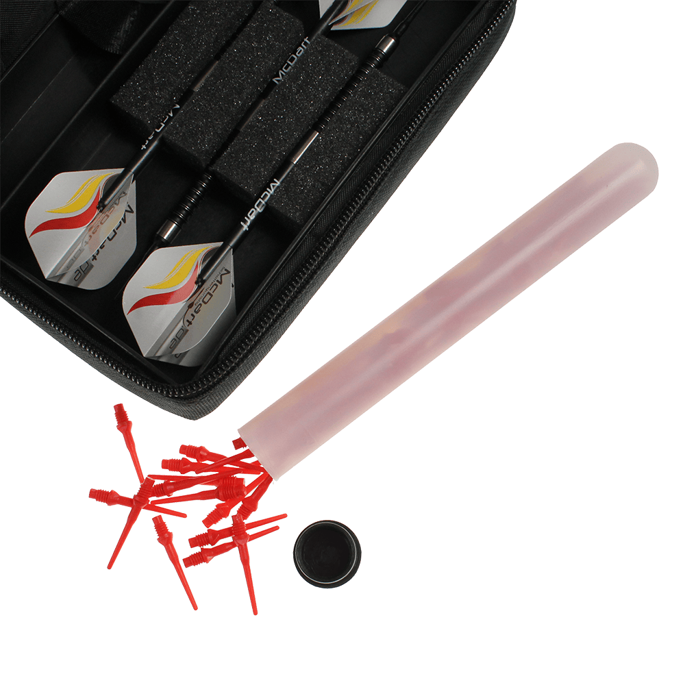 705_McDart_Tasche_Klein_6X76kcmLiHHgN1 Die Abbildung zeigt das Produkt "McDart Tasche Klein - Camo" mit Dartpfeilen in einer Schutztasche. Daneben liegen rote Ersatzspitzen, die aus einer kleinen Röhre herausgefallen sind.