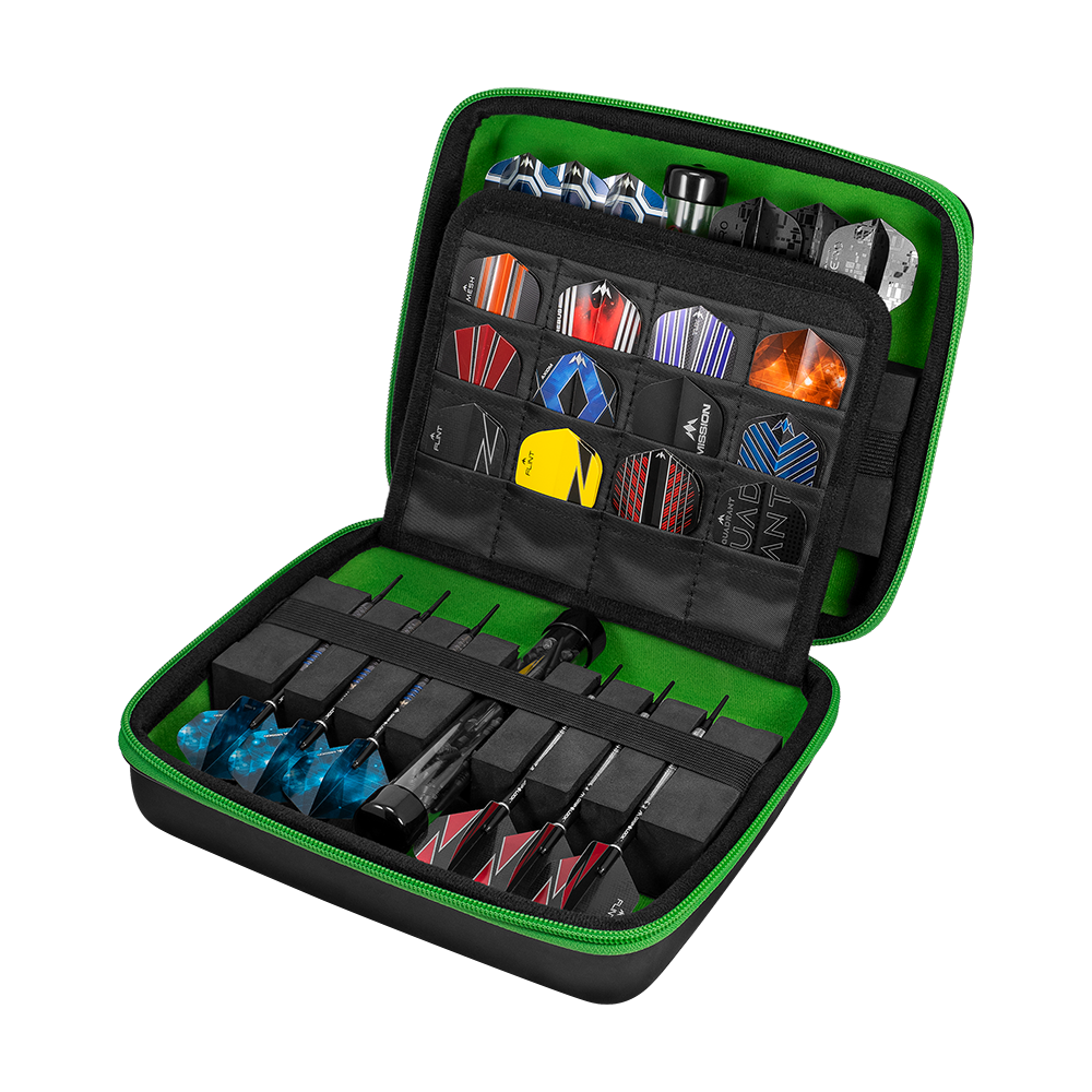 In diesem Bild sieht man ein aufklappbares Dart-Set in einer schwarzen Hülle mit grünem Innenfutter. Verschiedene Dartpfeile und Flights sind ordentlich in Fächern und Halterungen angeordnet.