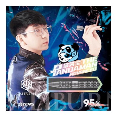 Caliburn Player The Pandaman Advanced Steeldarts - 23 g Das Bild zeigt die Steeldarts "Caliburn Player The Pandaman Advanced" mit einem Gewicht von 23g. Im Vordergrund ist ein Spieler mit Dartpfeil sowie das Produktdesign und ein Panda-Logo zu sehen.