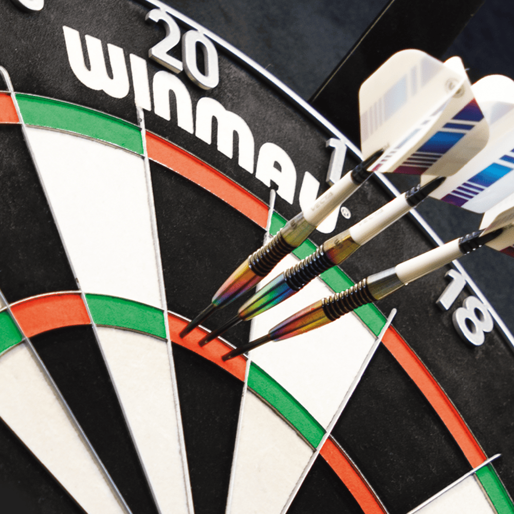 8412_Winmau_Polaris_120_LED_Dartboard_Light_4 Das Bild zeigt eine Nahaufnahme einer Winmau-Dartscheibe, in die drei Pfeile geworfen wurden. Die Pfeile stecken alle eng beieinander im Bereich der hohen Punktzahl.
