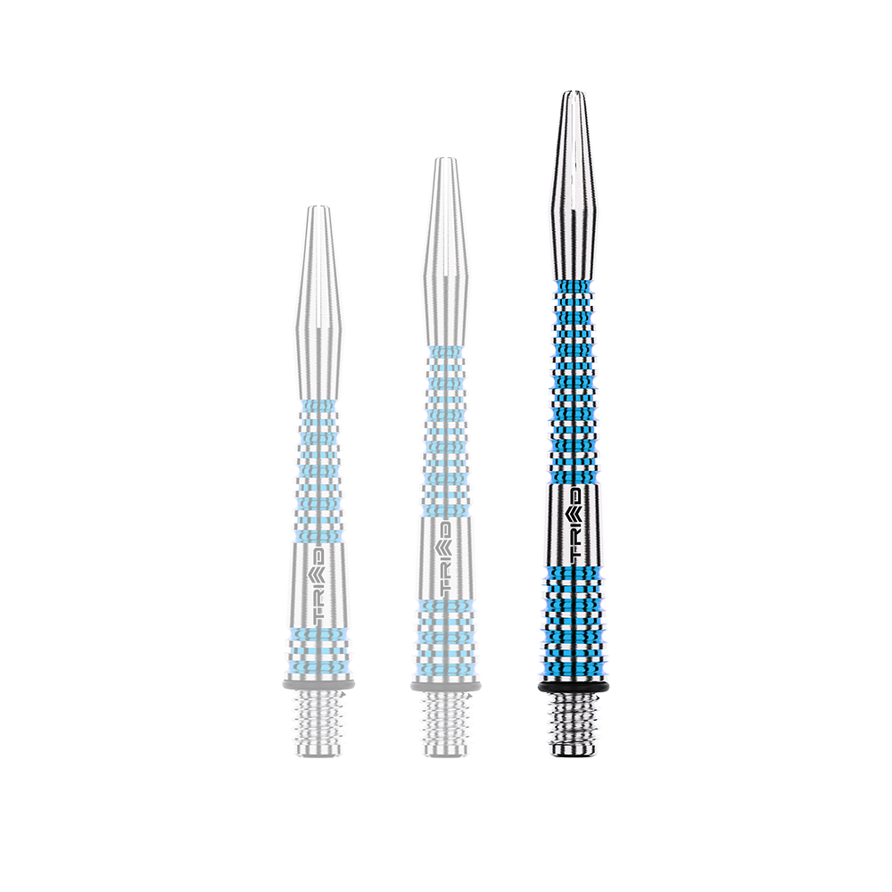 Auf dem Bild sind drei silber-blaue Aluminium-Dartschäfte in unterschiedlichen Längen zu sehen. Sie haben ein geriffeltes Design und das Wort "TRIAD" ist auf jedem Schaft eingraviert.