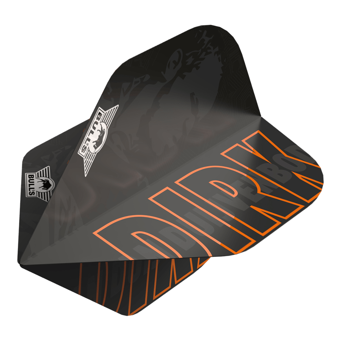 Bulls NL Joueur 100 Dirk Van Duijvenbode No2 Vols Standard Dies ist ein Dart-Flügel aus der Bulls NL Player 100 Serie für Dirk Van Duijvenbode. Er ist schwarz mit orangefarbenen Akzenten und trägt den Namen "DIRK" sowie das Bulls NL Logo.