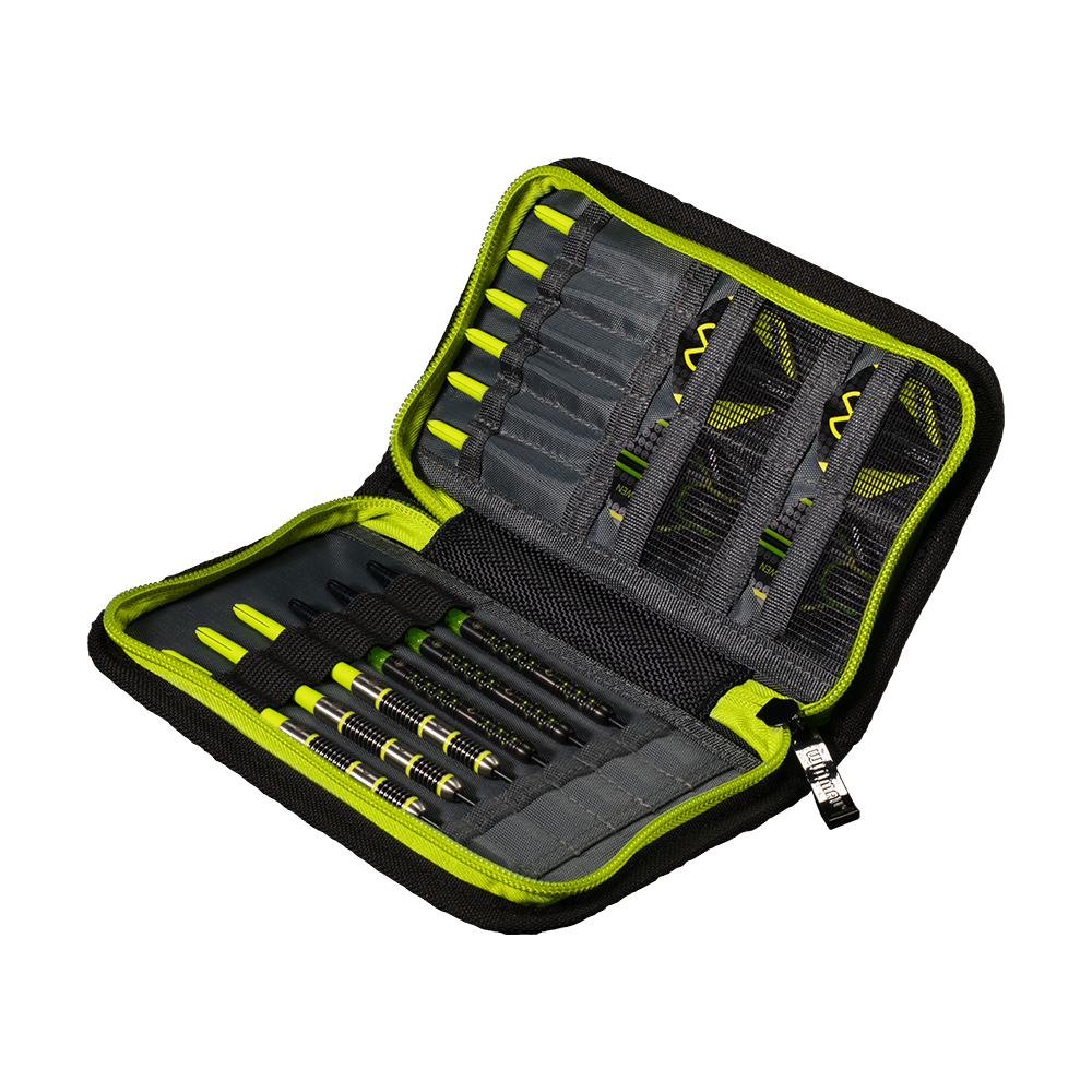 Das Bild zeigt das Winmau MvG Sport Edition Wallet, ein aufklappbares Etui für Dartzubehör. Es enthält mehrere Fächer für Dartpfeile und Zubehör, alles ordentlich in Schwarz und Grün organisiert.