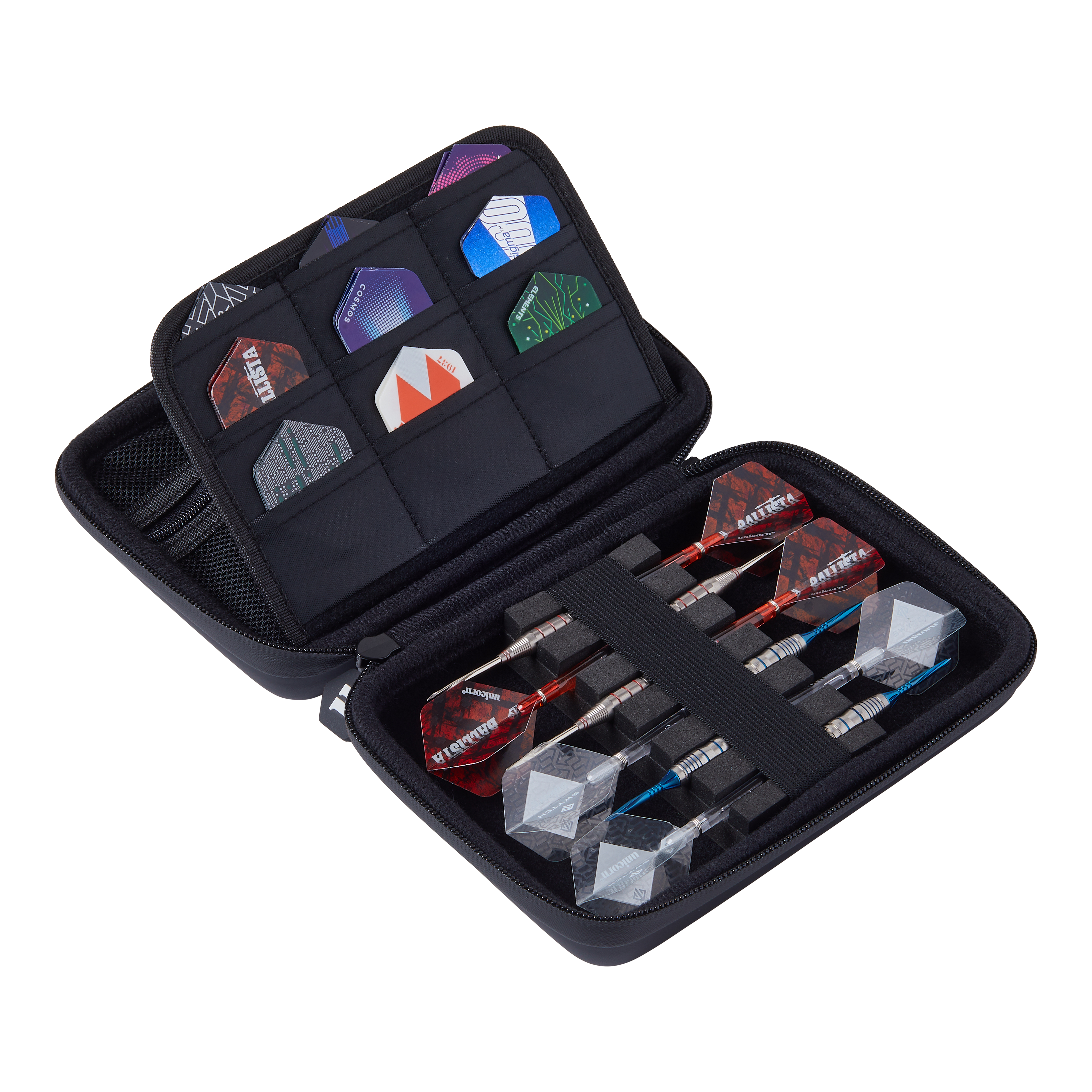 Das Bild zeigt ein geöffnetes Dartcase mit mehreren Dartpfeilen und Flights ordentlich einsortiert. Die Tasche ist schwarz und trägt den Namen "Unicorn Ultra 3UP Medium Dartcase".